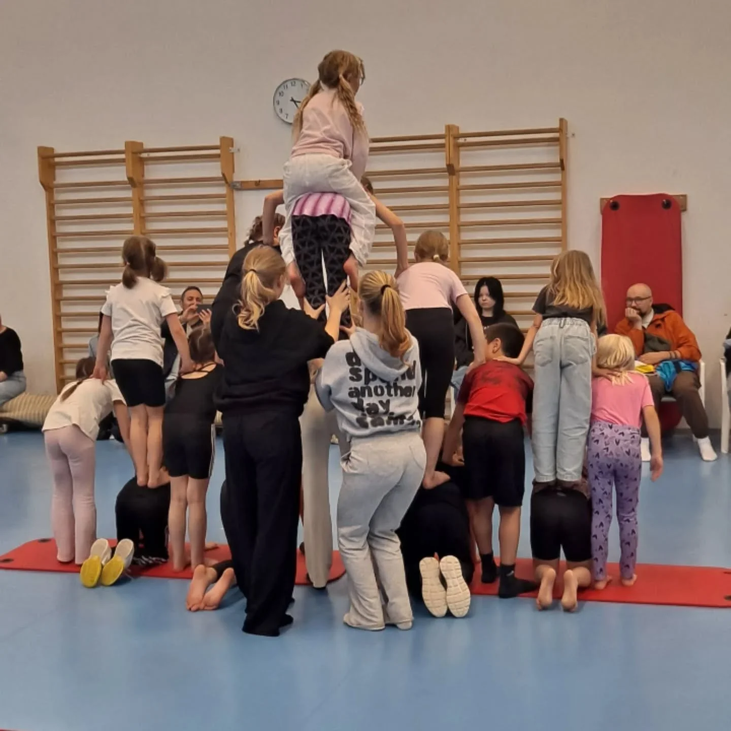 Kes&auml;duuni OP:n piikkiin!

Hakasirkus on mukana tarjoamassa kes&auml;ty&ouml;paikkoja 15-17-vuotiaille nuorille. 

Sirkuksen kes&auml;t&ouml;iss&auml; toimit ohjaajana kes&auml;leireill&auml;, teet v&auml;linehuoltoa ym. sirkukseen liittyv&auml;&