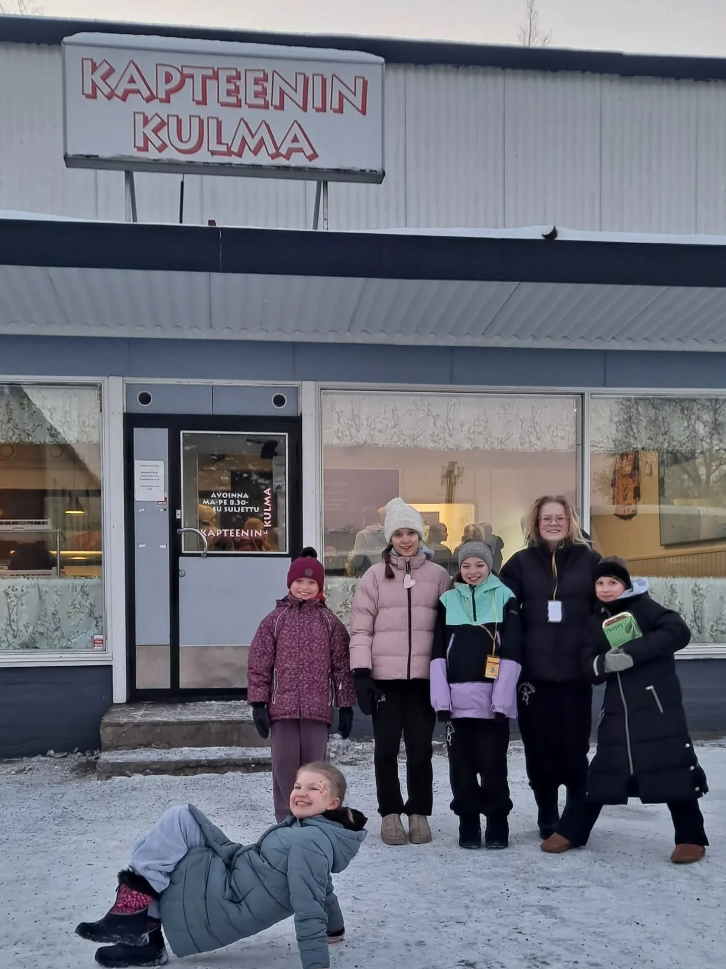 Onpas ollut sirkuksen t&auml;yteinen p&auml;iv&auml;! Minifestradeilla esiintyiv&auml;t Hakasirkukselta:
-Smaragdit
-pyramidiryhm&auml;
-Pihla ja Enni pariakrobatianimero
-Barbiet ja Brazit trapetsi
-yksipy&ouml;r&auml;iset
-Iisa ja Friida kangas
- J