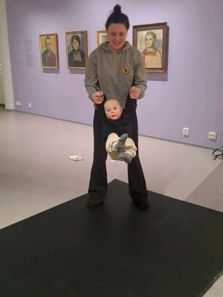 T&auml;n&auml;&auml;n Museokeskus Taikan pienten museotreffeill&auml; vauvat p&auml;&auml;siv&auml;t temppuilemaan. Sirkusteosten edess&auml; sujui hienosti kuperkeikat ja monet muut temput. Videolla @ilonataskinen ja Remi n&auml;ytt&auml;v&auml;t ma