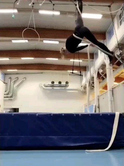 Hakasirkus sai Op:lta tukea ilma-akrobatiav&auml;lineiden p&auml;ivitt&auml;miseen, kiitos!

Kankaat, hammockit ja k&ouml;yden p&auml;&auml;lliset kuluvat aktiivisessa k&auml;yt&ouml;ss&auml; ja niit&auml; vaihdetaan s&auml;&auml;nn&ouml;llisin v&aum