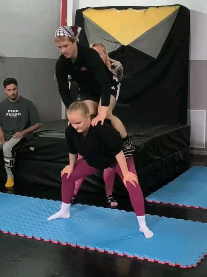 Rae ja Iida ovat t&auml;m&auml;n viikon Gran Kanarialla Erasmus+ koulutuksessa, jonka hostaa @escuela_de_circo_msb jonka aiheena Autistien ja Kehitysvammaisten ohjaaminen sirkuksessa.  Keskiviikkona ohjasimme yhteisty&ouml;leikki session, sek&auml; a