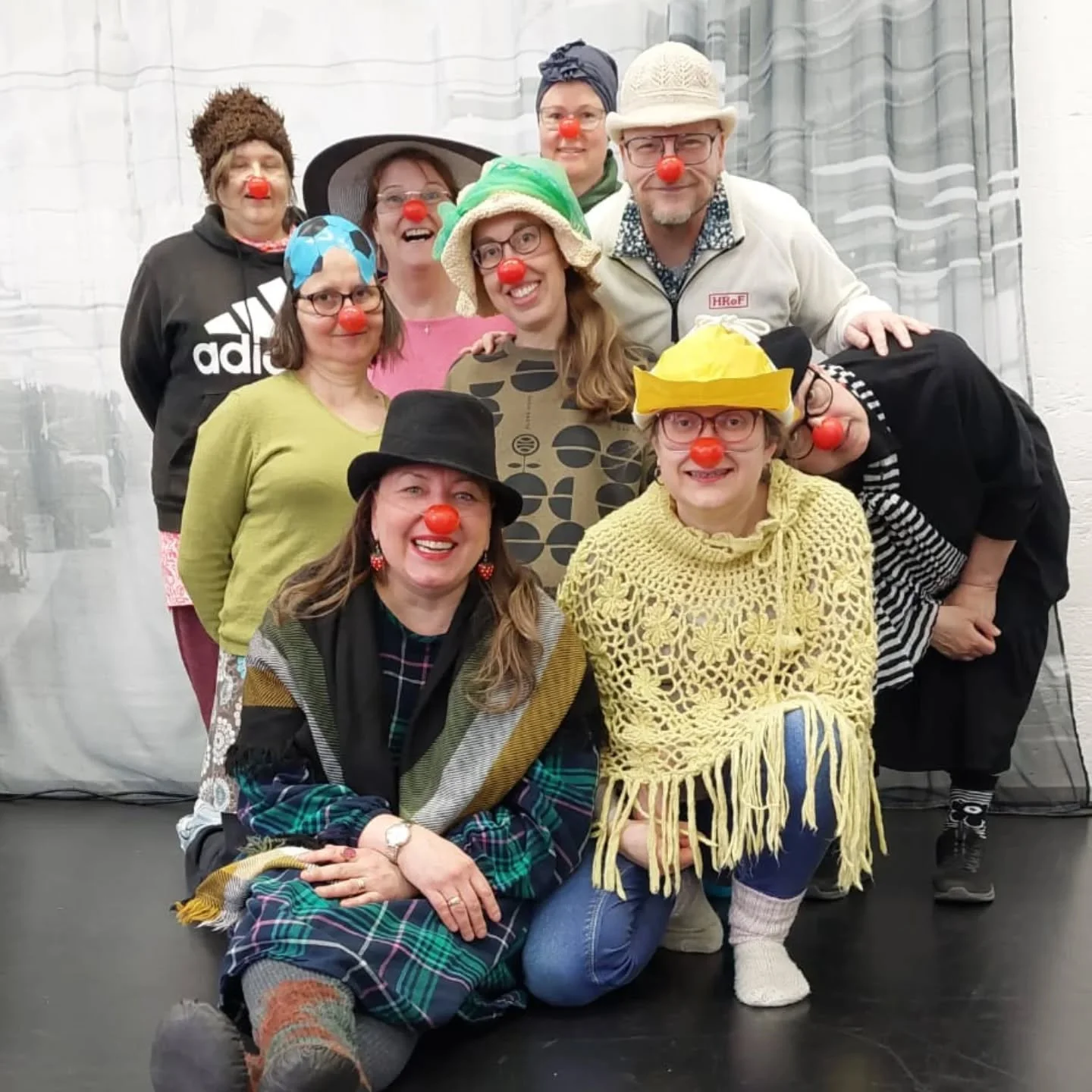 Viikonlopun klovnikurssilla toisiinsa tutustuivat klovnit Elviira, Heta Kastehelmi, Marcolio Buffo,
Matami Manta, Kiuli, Nopsa, Molto Lento, Tiltu T&ouml;pp&ouml;nen ja Flow. Kuvasta puuttuu Mestari sukkahattu.

Ilonpidon j&auml;rjest&auml;j&auml;n&a