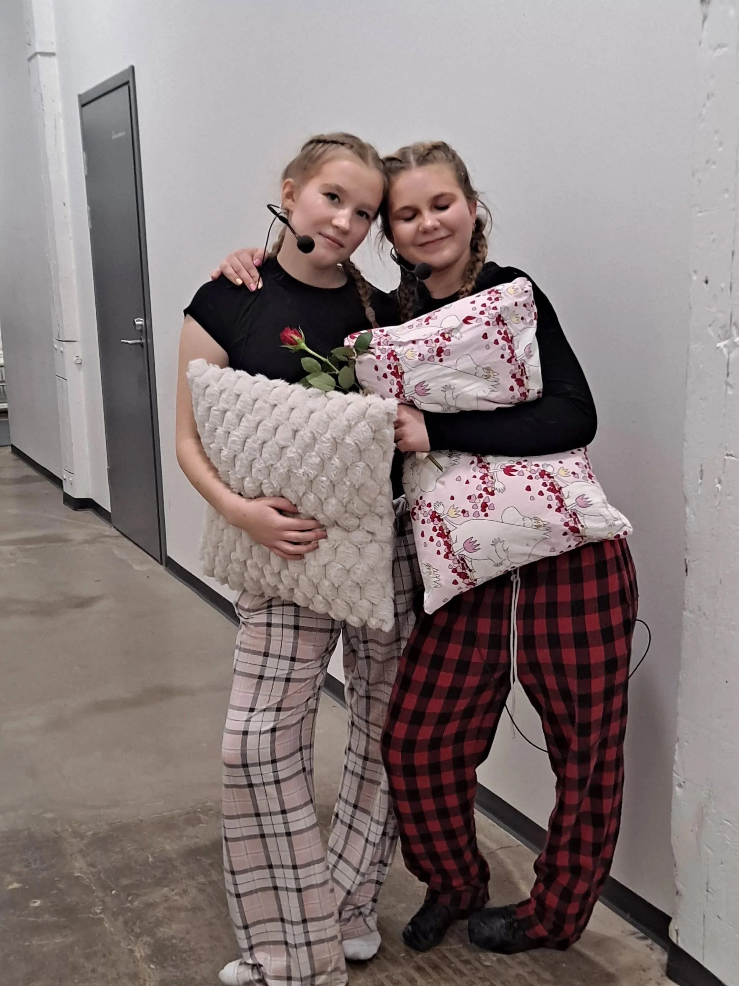 Y&ouml;kyl&auml;-kokonaisuuksien ihanat y&ouml;kyl&auml;ilij&auml;t olivat Liisi Ivaska ja Emma Helli (Y&ouml;kyl&auml; 2) sek&auml; Sanni Kein&auml;nen ja Siiri Laitinen (Y&ouml;kyl&auml; 1). Olitte huikeita! 

Y&ouml;kyl&auml;-teeman ideoivat ja k&