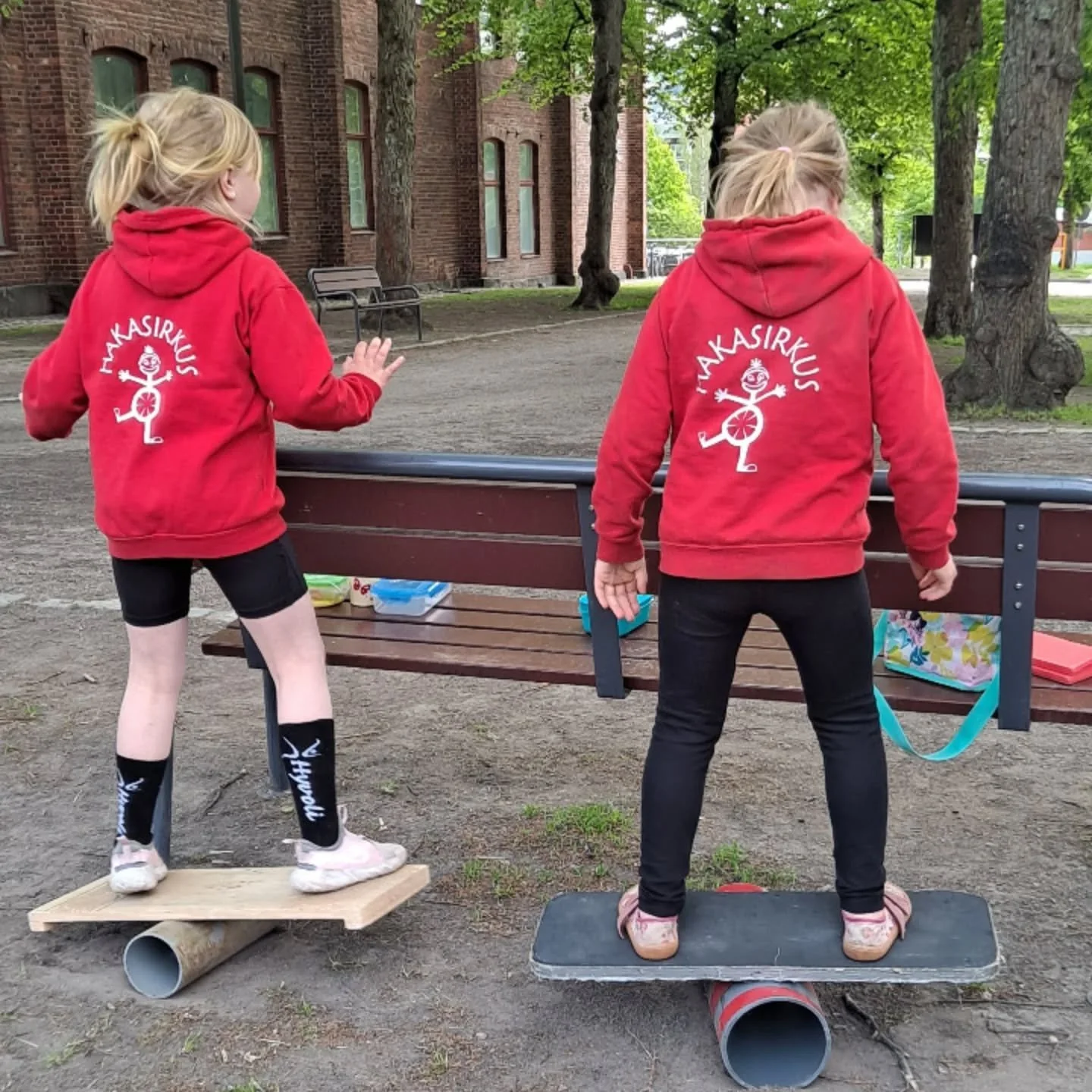 Kes&auml;n sirkusleireill&auml; treenataan ja pidet&auml;&auml;n hauskaa yhdess&auml;!

Kiinnostaisiko kokeilla sirkusharrastusta? Sirkusleirille kes&auml;kuun ekalla viikolla 1.-5.6. mahtuu viel&auml; mukaan! Leiri pidet&auml;&auml;n Villatehtaalla,