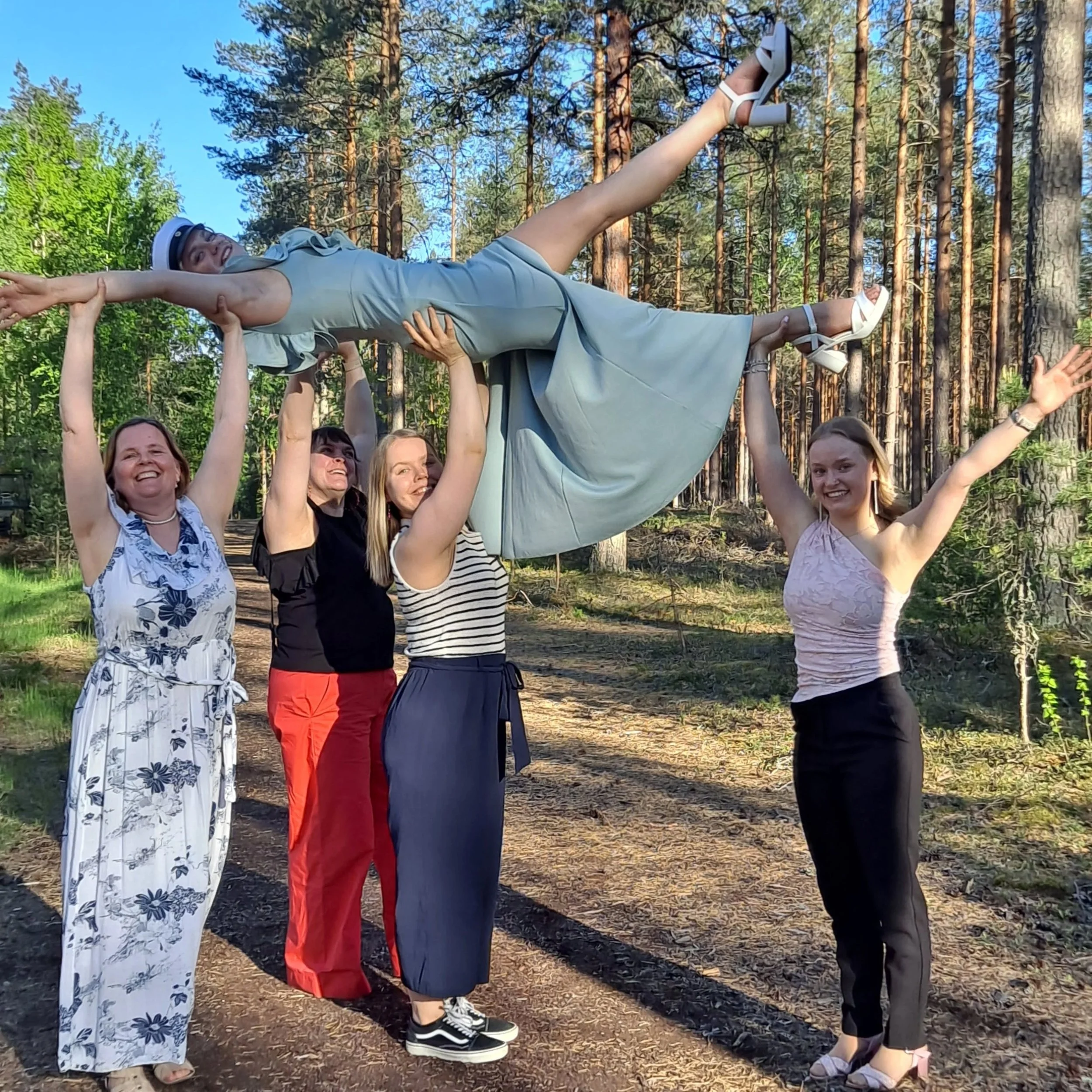 Onnea valmistuneille!

Hakasirkus-aktiiveja valmistui t&auml;n&auml;&auml;n iso liuta. P&auml;&auml;simme mukaan @auwins_emmi ja @amalia.iida juhlahumuun. Kiitos ihanista juhlista.

#ylioppilaat2026 #yojuhlat #sirkusaktiivit #hakasirkus #hyvink&auml;