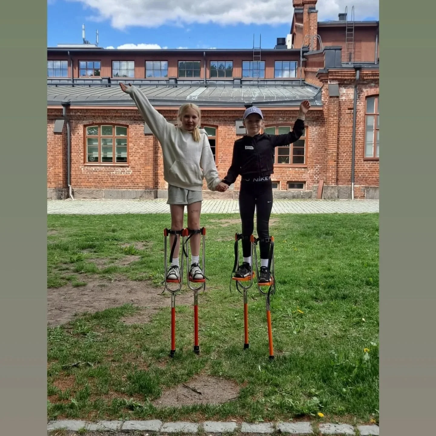 Kes&auml;n eka sirkusleiri on t&auml;ydess&auml; vauhdissa! Uusia temppuja on opittu ja saatu uusia kavereita. S&auml;&auml;kin on suosinut. T&auml;n&auml;&auml;n treenattiin permantoakrobatiaa, pyramideja ja vipulautaa. Kivaa on!

#sirkusleiri #hyvi