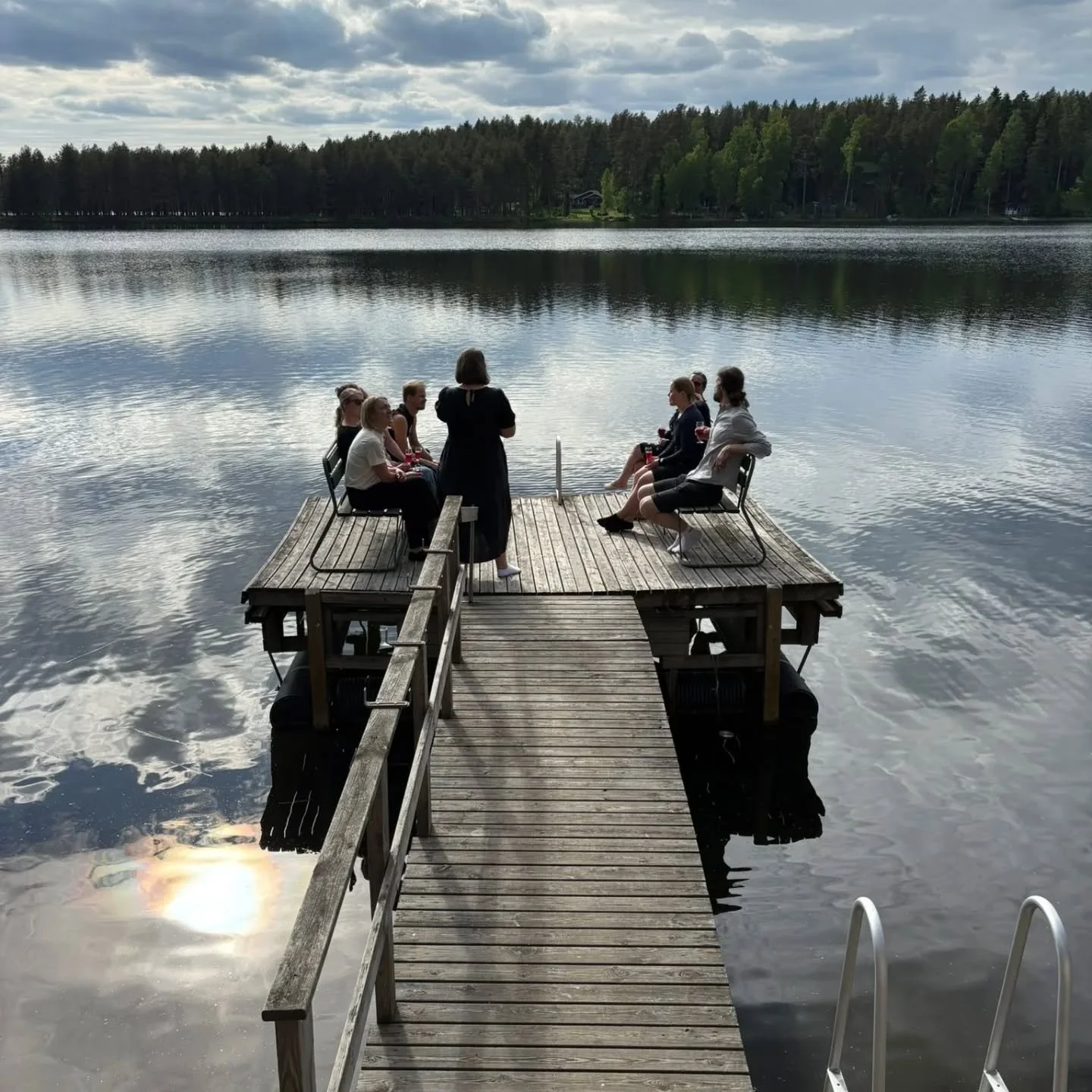 Sirkuksen hallituksen kauden p&auml;&auml;t&ouml;st&auml; vietettiin t&auml;n&auml;&auml;n Herusissa uiden, saunoen ja herkutellen. Ihana s&auml;&auml;, kaunis milj&ouml;&ouml; ja rento meininki, huippua! 

#hakasirkuksenhallitus #taustavoimat #hakas