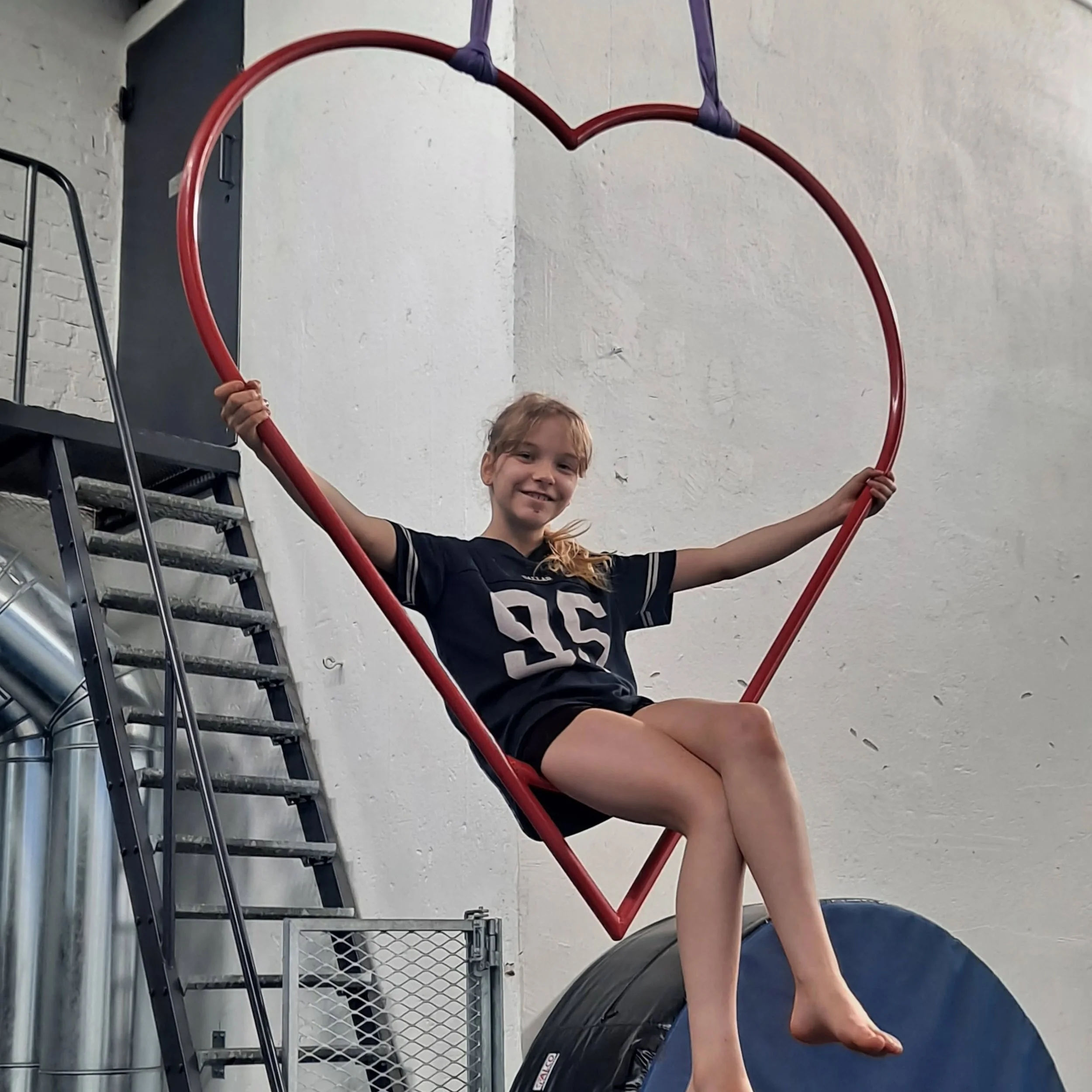 Kes&auml;n toinen sirkusleiri on ollut vauhdikas! T&auml;n&auml;&auml;n p&auml;&auml;stiin kokeilemaan mm. ilma-akrobatia syd&auml;nt&auml; ja sy&ouml;tiin @villatehtaan_kesaterassi :lla. Vikassa kuvassa ohjaajamme @jasminsaijonkivi_ p&auml;&auml;lly