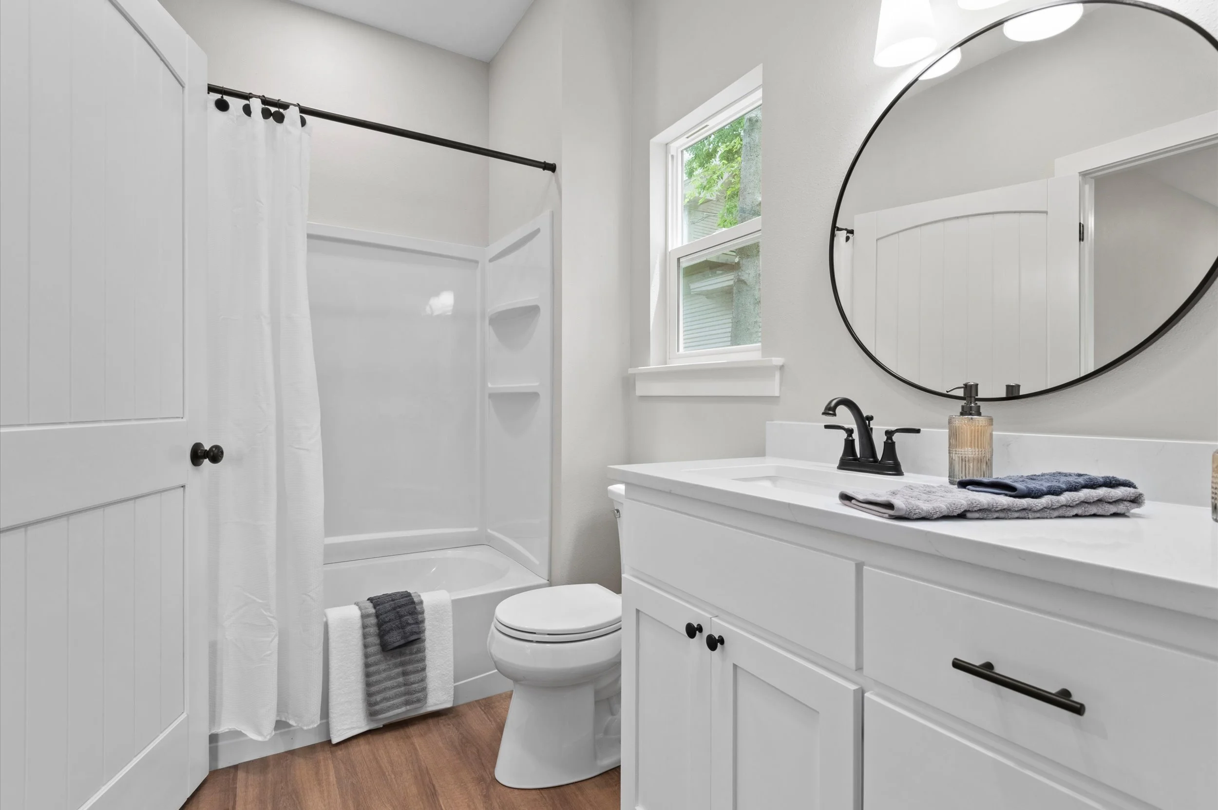 423 Wyandotte Ave Primary Bathroom Duplex.jpg