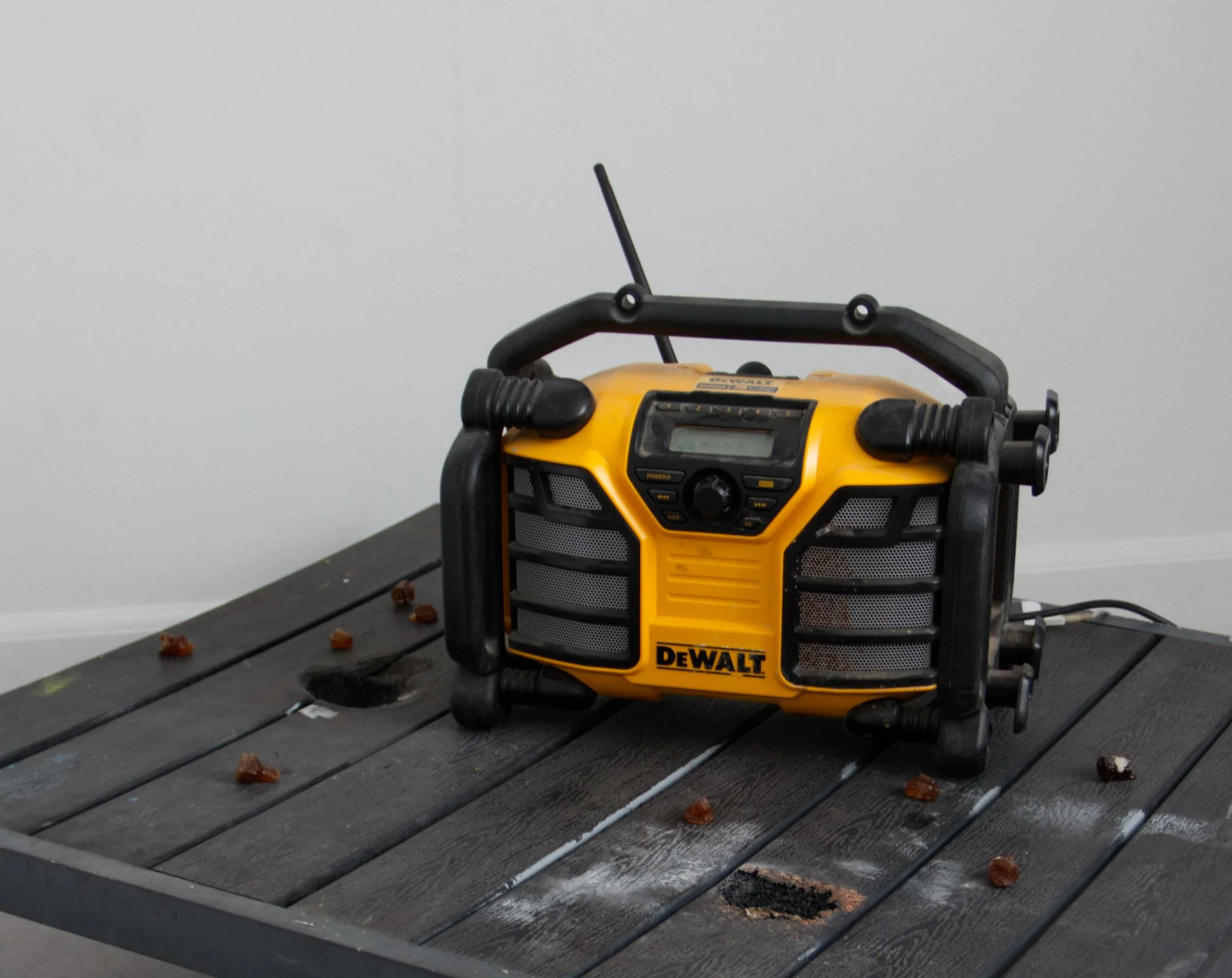 CC_inferno, sound, modified garden table, smartphone, bone meal and epoxy, 100*90*30 cm/23:07 min (loop), 2025