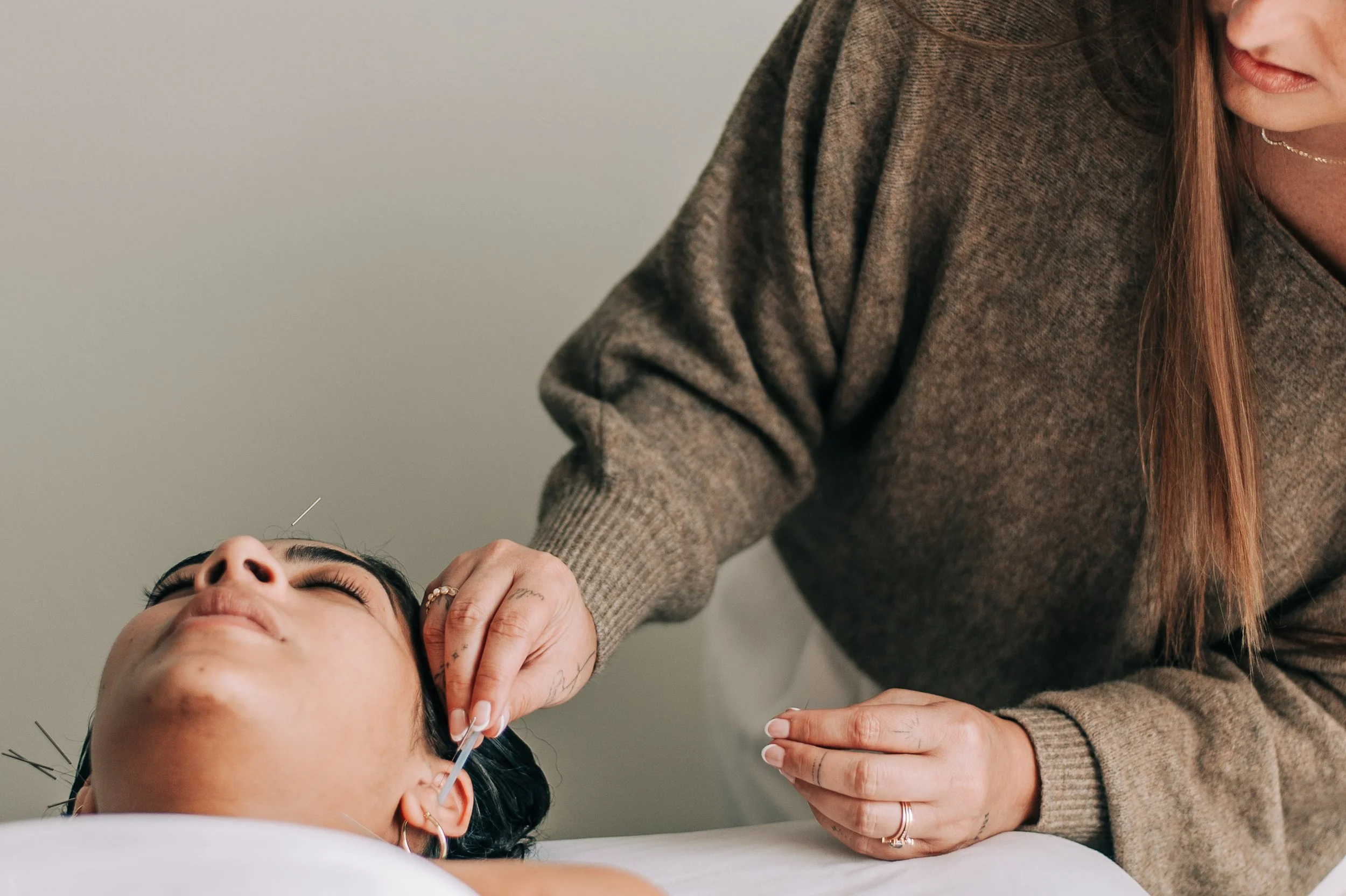 Acupuncturist providing cosmetic acupuncture and holistic skin care in Portland Oregon