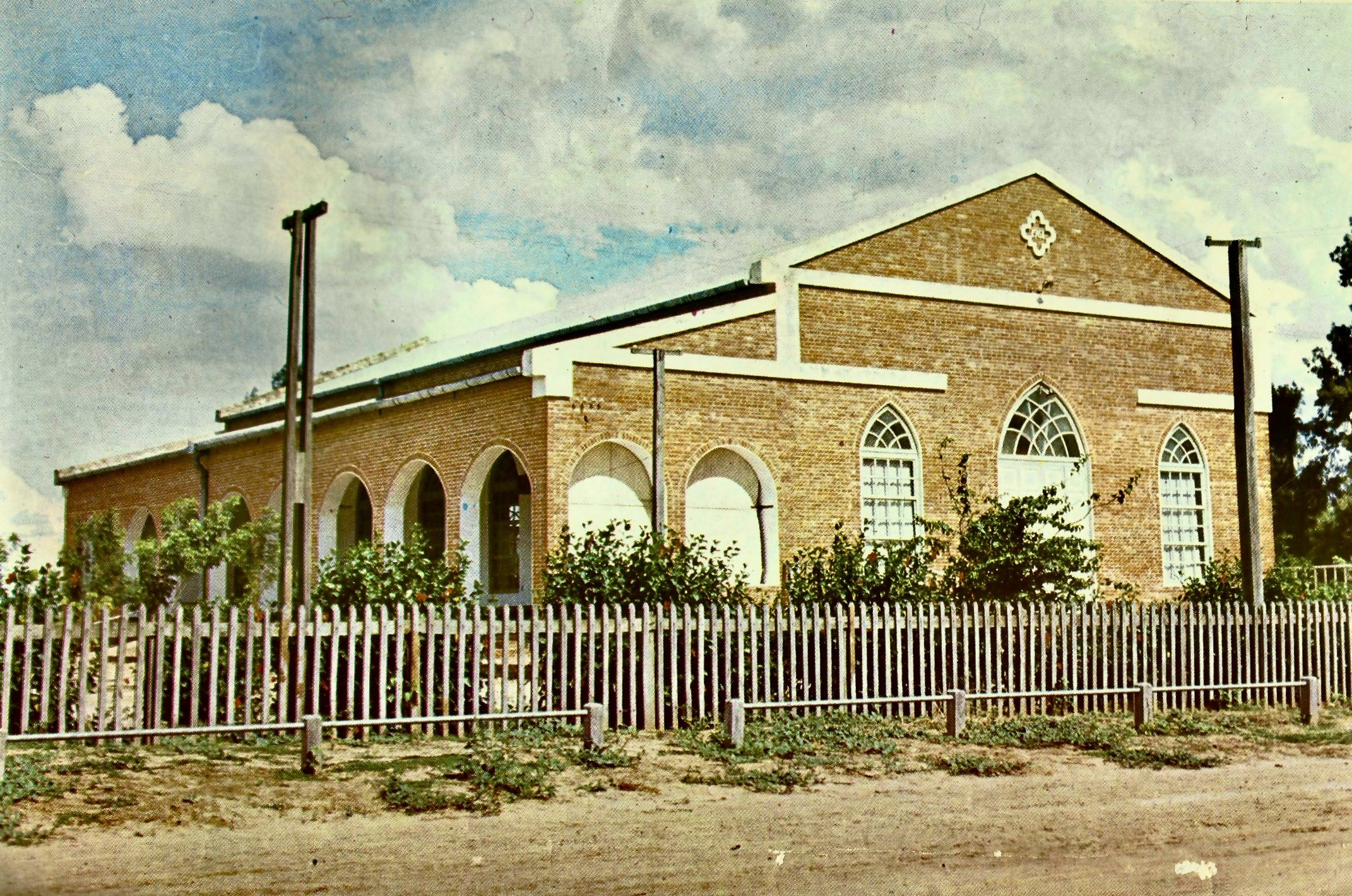 07 - Kirche 1 Loma Plata - Zaun, Blumen, Bäume.jpeg