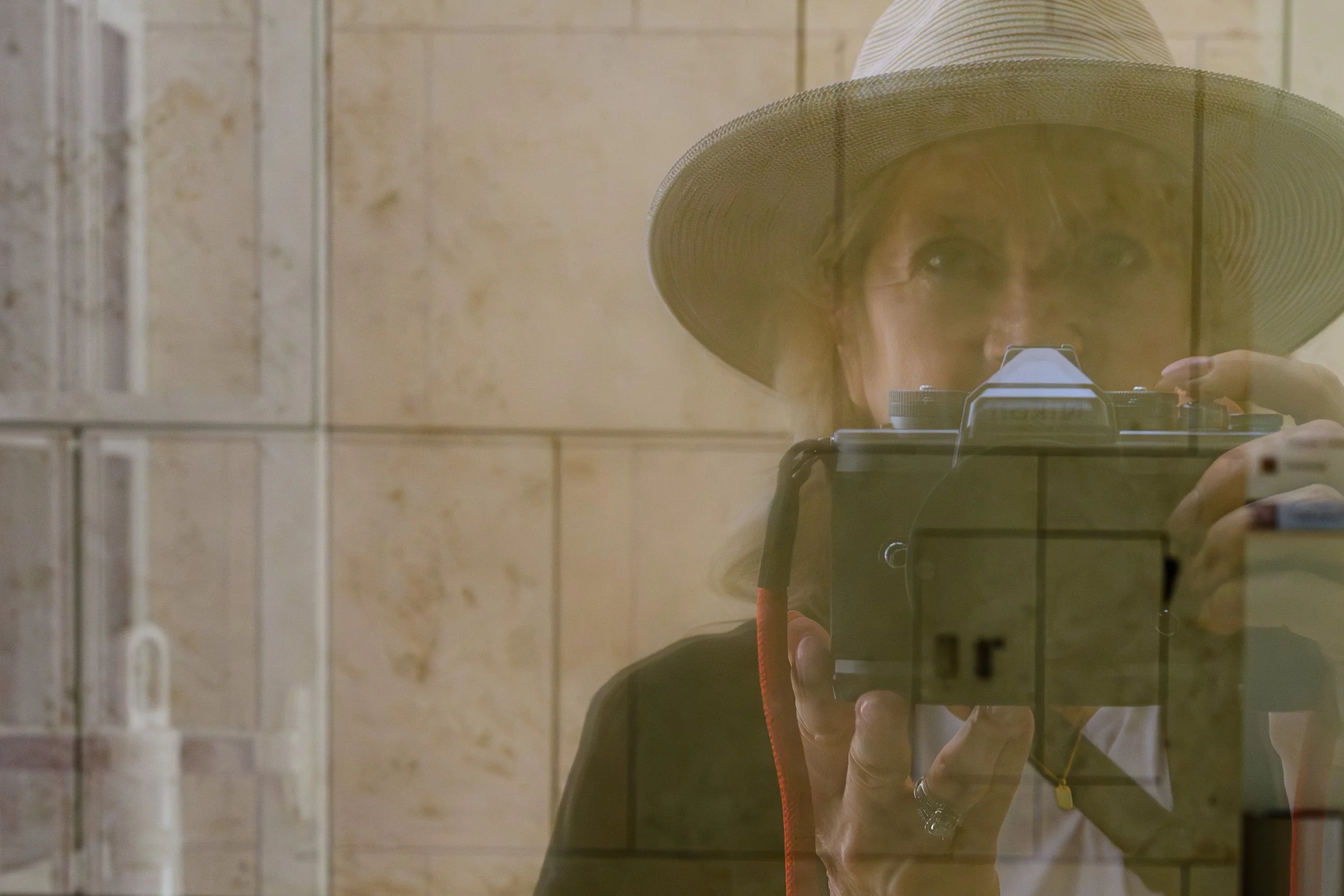 The Mirror in the Lens