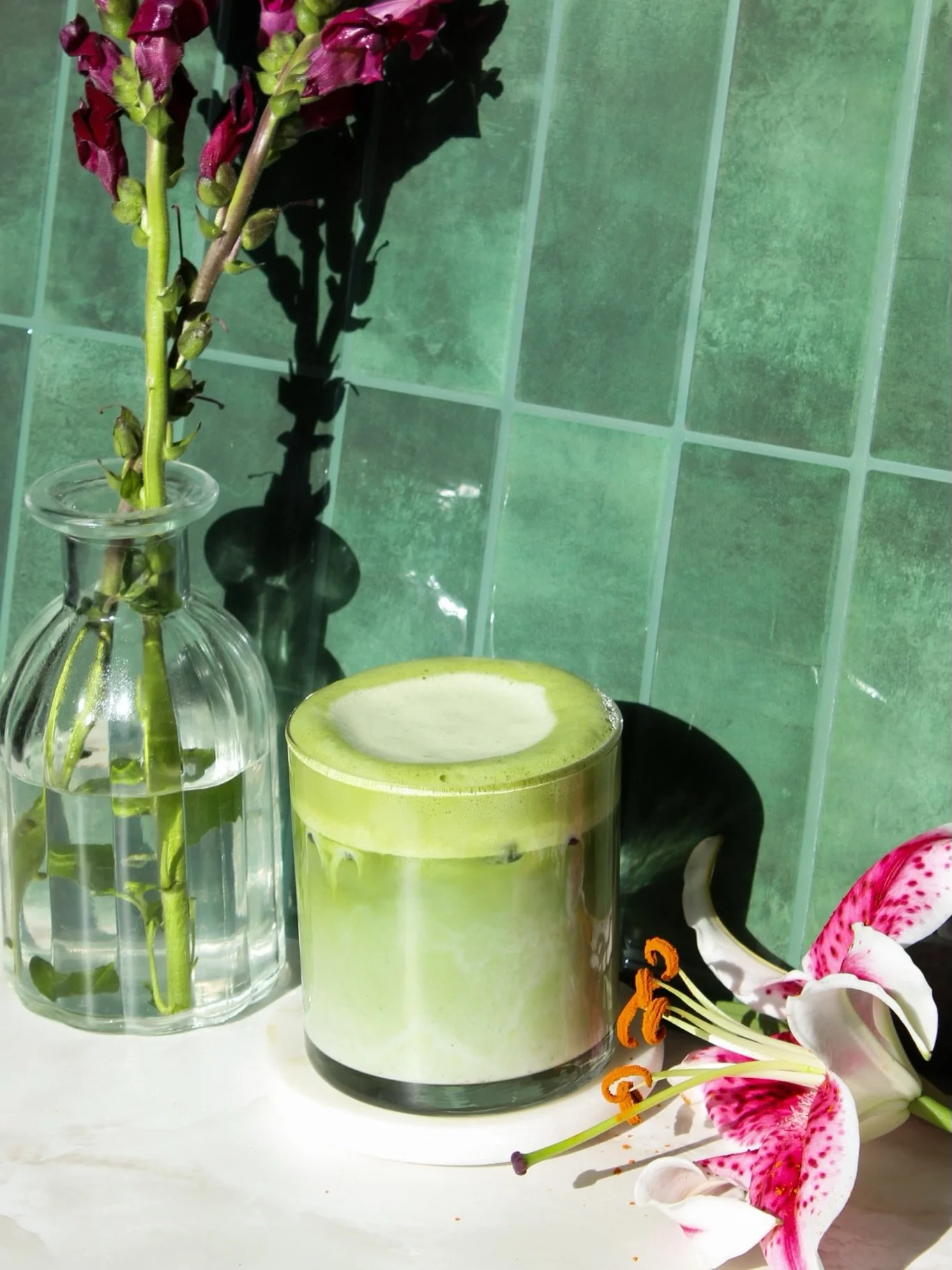 testing things out in the studio🍾
this background might be our new obsession👀