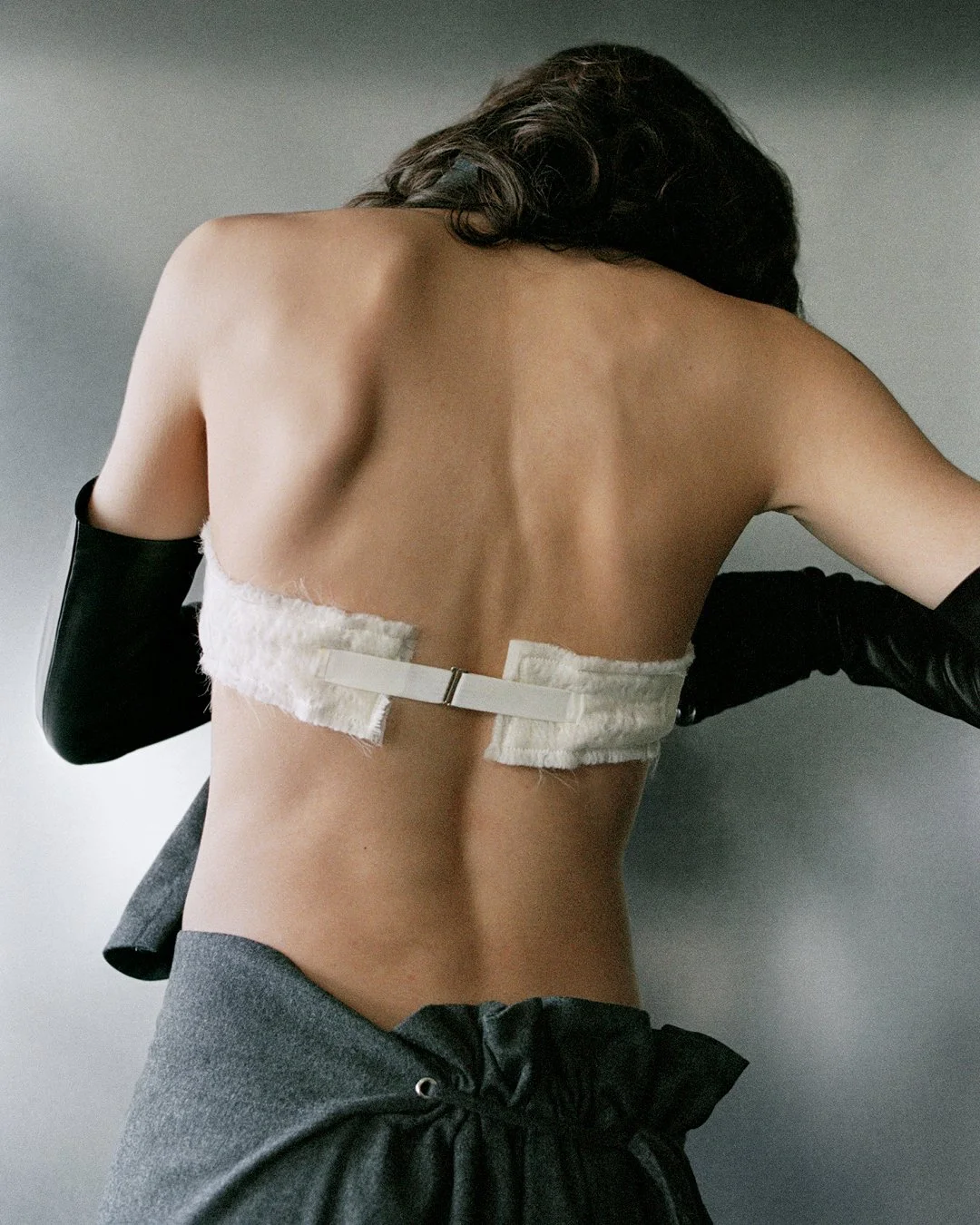 KHAITE_F25_CAMPAIGN_TALIA-CHETRIT_LOOK_4_3_LB_LO-RES_4x5.jpg
