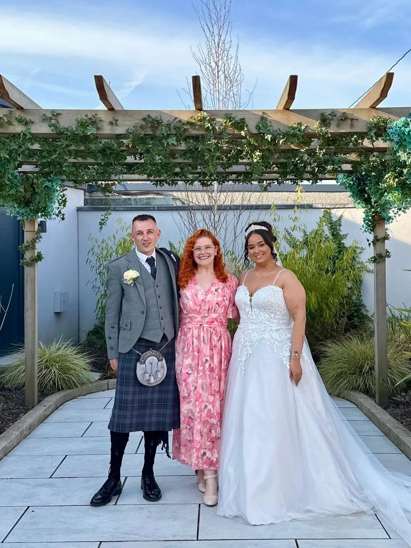 I had the best time singing for Billie and Joe on their special day ✨

What an absolute honour. You two are just the loveliest and getting to be part of your day (and celebrate with your wonderful family) meant so much to me 🩷

And this review? 🥹 T