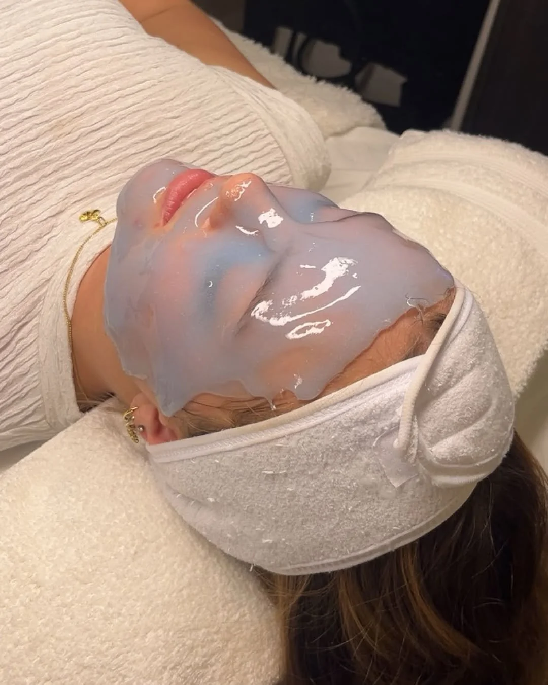 #Repost from @skincation.skincare Jelly masks are the absolute best add on to any service! They hydrate, calm, sooth, and can treat different skin concerns! 🪼🪼🪼
&bull;
&bull;
&bull;
&bull;
#esthemax #jellymask