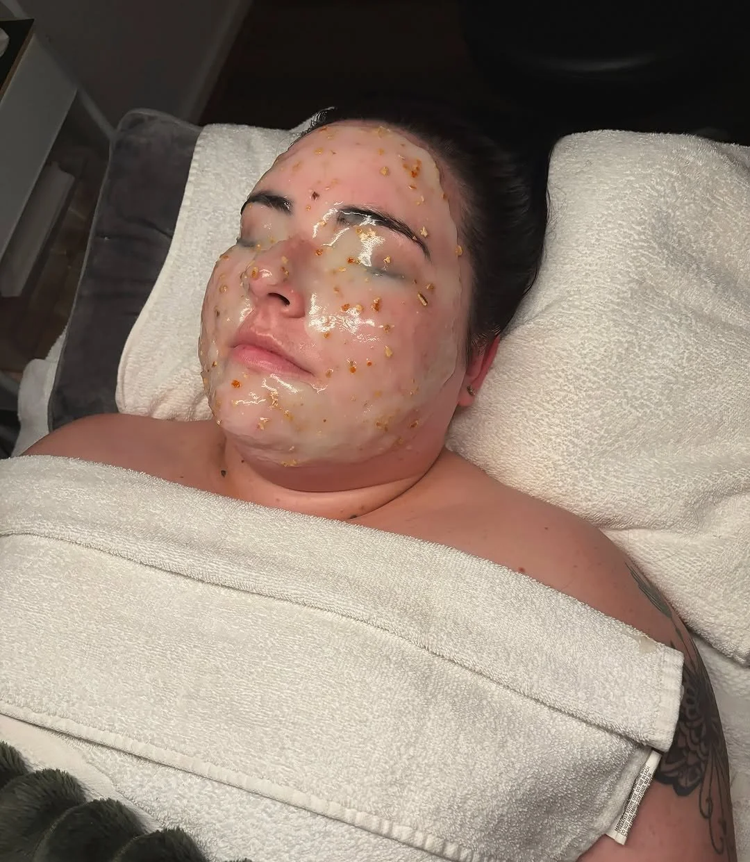#Repost from @lullaby.wellness Getting her glow on ✨ 

Dermaplane + the Illuminating Orange jelly mask = a match made in heaven 🍊

#facial #glow #radiantskin #freshface #orange #illuminating #dermaplane #skin #exfoliate #soothe #jelly #skintherapy #