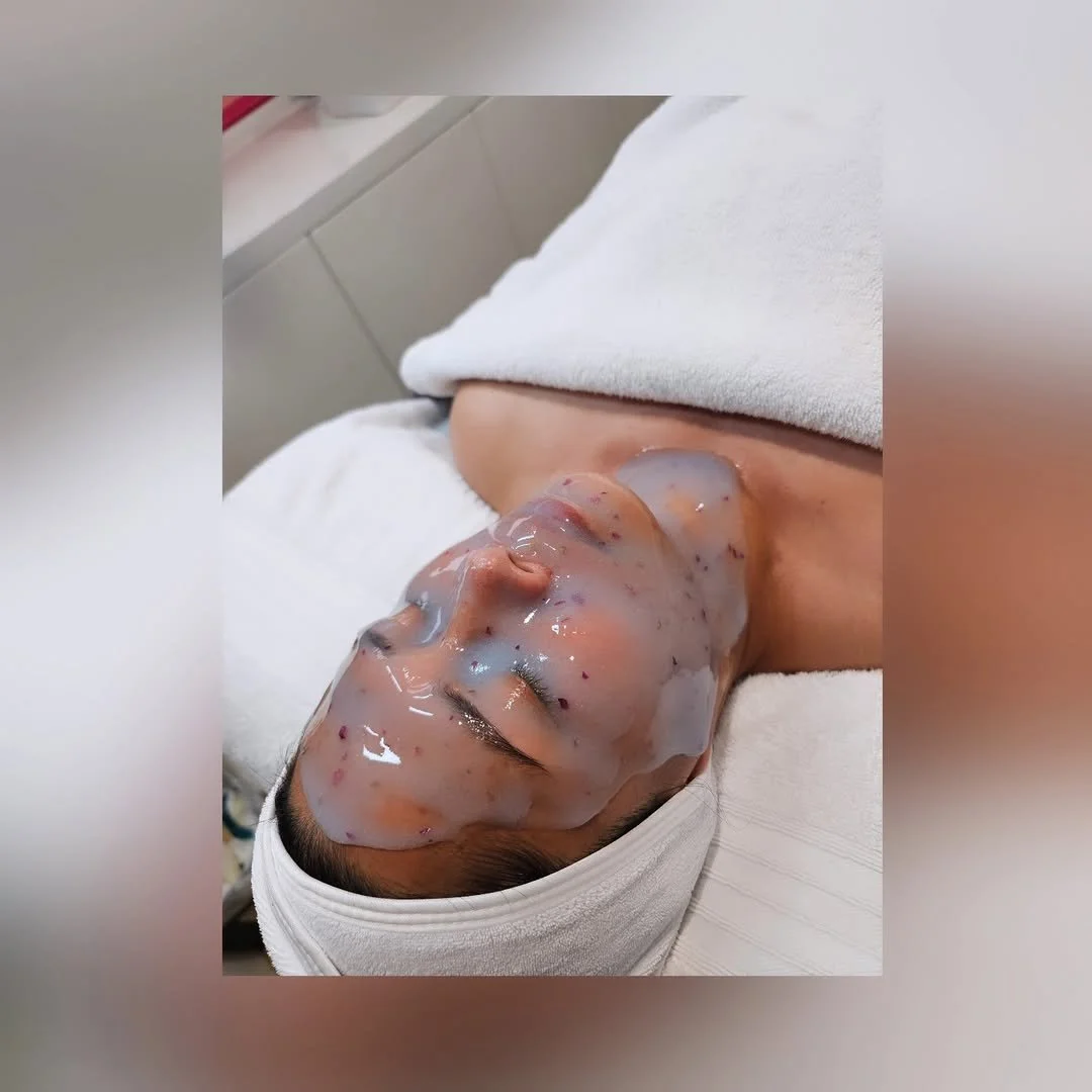 #Repost from @les_brows_beauty Do you struggle with dry, dehydrated skin and fine lines and wrinkles? 💆&zwj;♀️
This treatment is the key to unlocking your radiant glow, infused with electrolytes to boost skin hydration. The masks form a vacuum-like 
