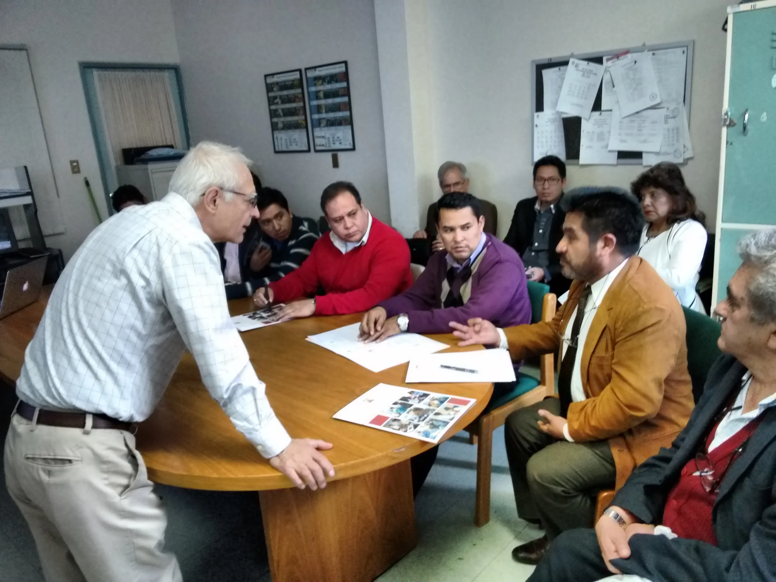  Discussion between SB missioners and Bolivian medical professionals during the course. 