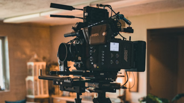 Profesyonel film kamerası iç mekan stüdyoda.