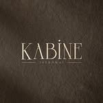 KABİNE yazısı, koyu kahverengi arka planda beyaz harflerle