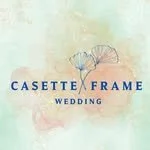 Düğün temalı bir davet kartı, ortasında çiçek ve zarif yazı ile 'Casette Frame Wedding' yazısı.