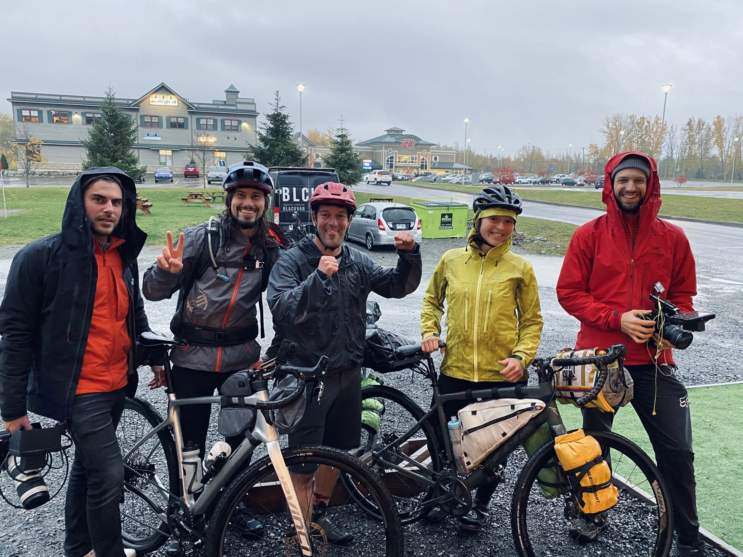 De retour à Bromont où une bonne pizza au four nous attendait au Pittstop Vélo Café // Raphael Caron, moi, Nicolas Legault, Marie-Pierre Varin et Nicolas Guy-Caron // Photo cellulaire