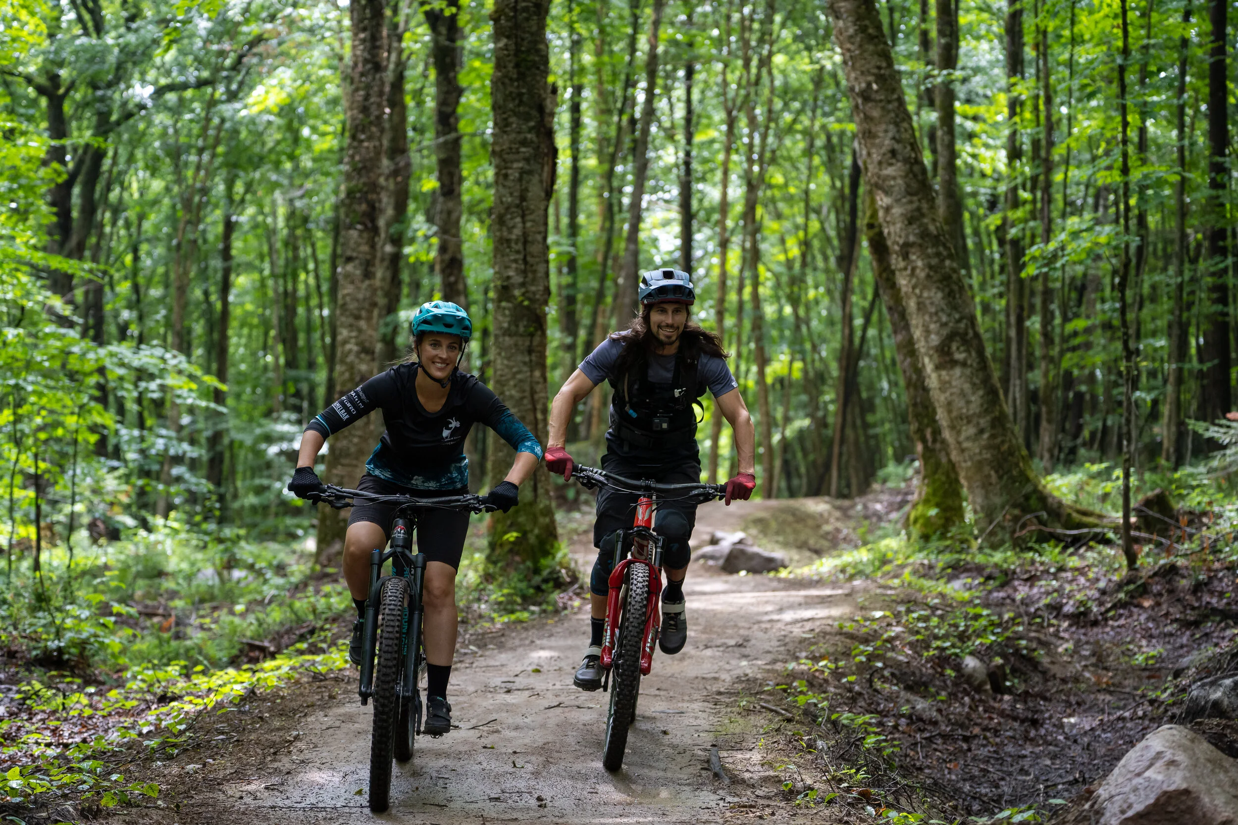 La Familiale, une large piste bidirectionnelle qui sert d’accès principale au réseau et qui peut également faire une boucle de 2.5km  // Photo Gabriel Gakwaya de MTBQC