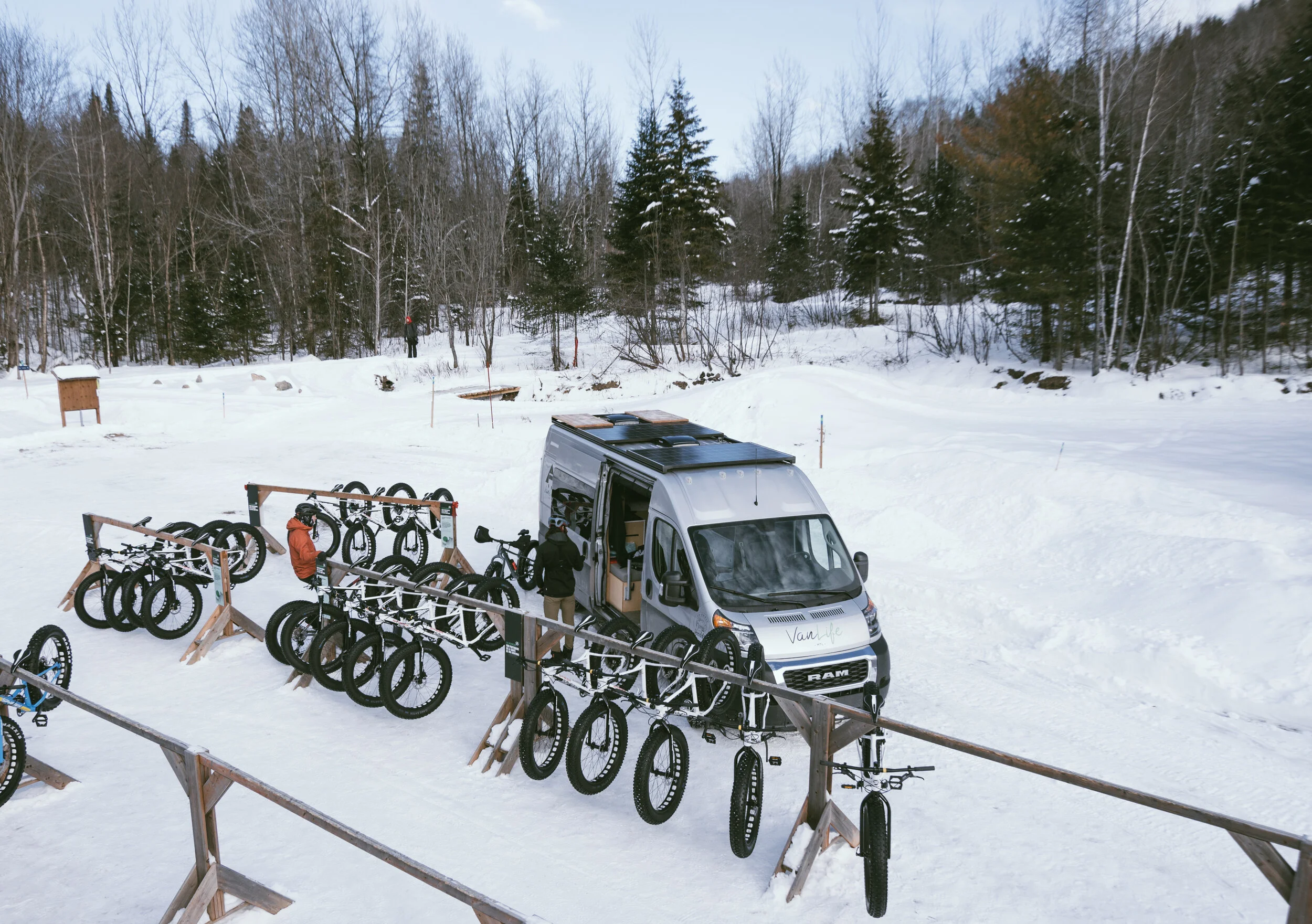 Photo arrière scène du tournage, on peut voir une partie la flotte de location de vélos que E47 offre  // Photo Audrey Dionne
