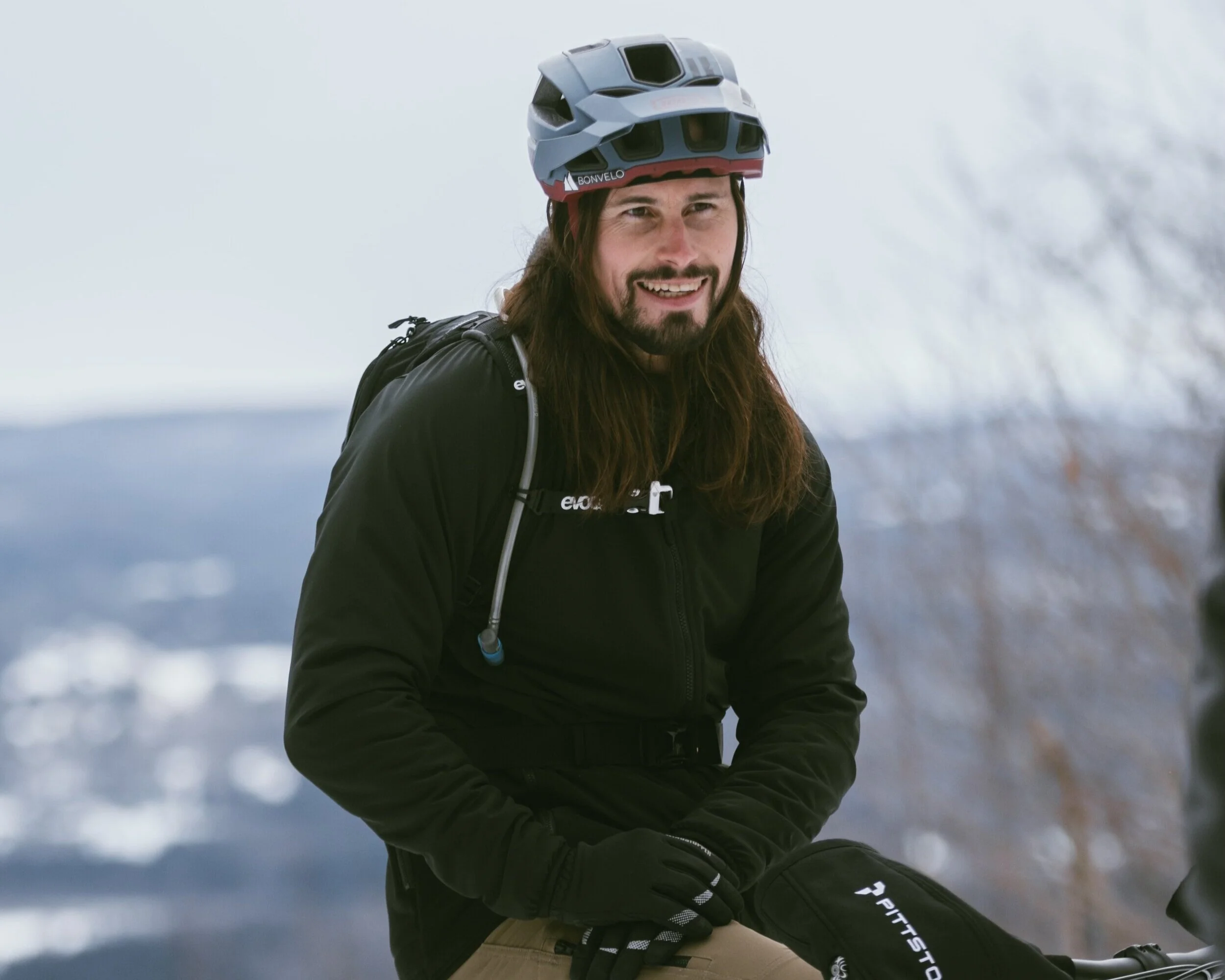 Introduction au sommet 410. Il faut monter la piste Huron pendant 3km, suivi d’un 2km sur la Godendard pour accéder la KomBucha // Photo Audrey Dionne