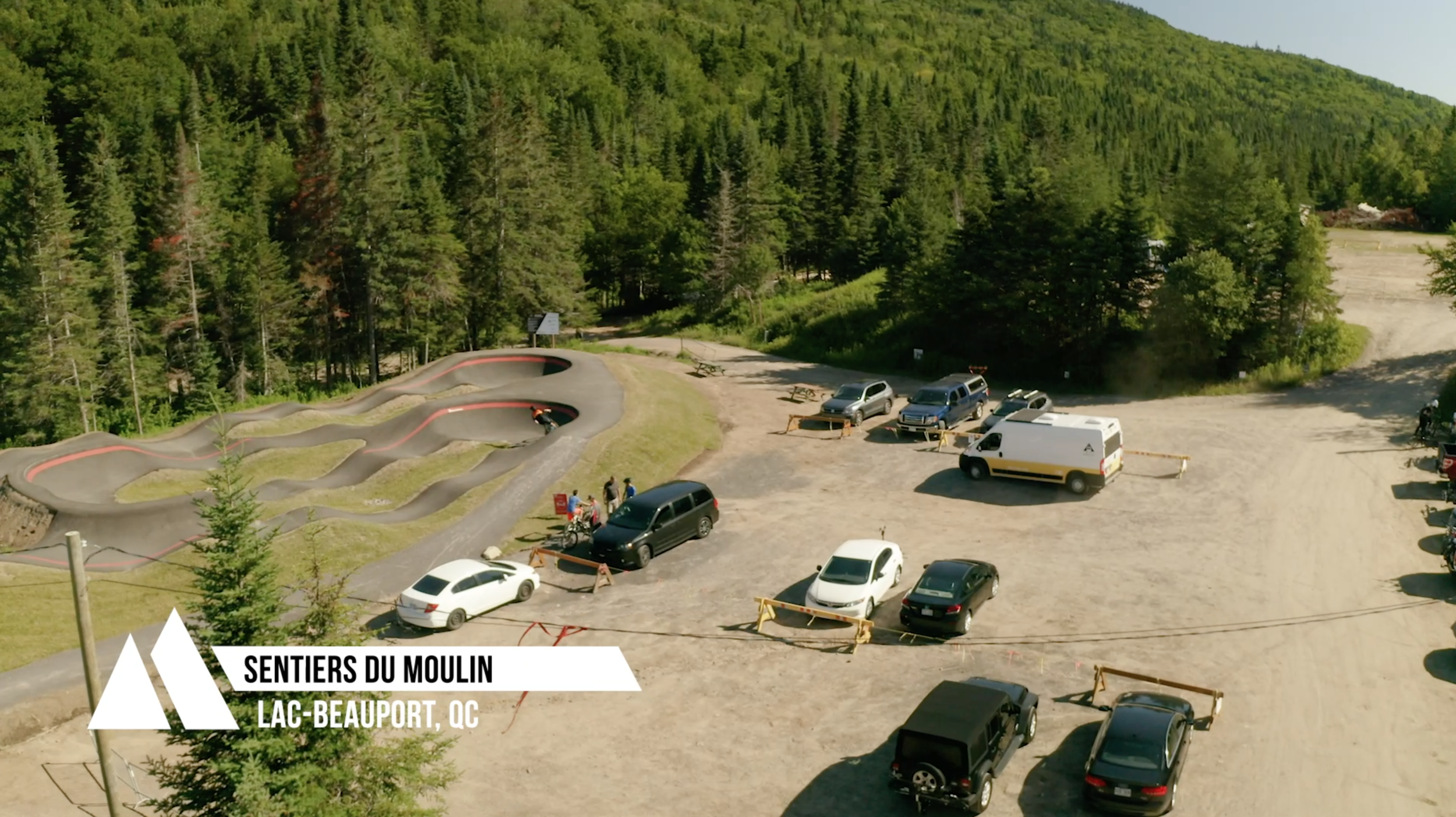 Nic Sauvé m’avait donné rendez-vous à la pumptrack avant de me guider sur les sentiers // Extrait de la saison 1 Bonvelo épisode 03