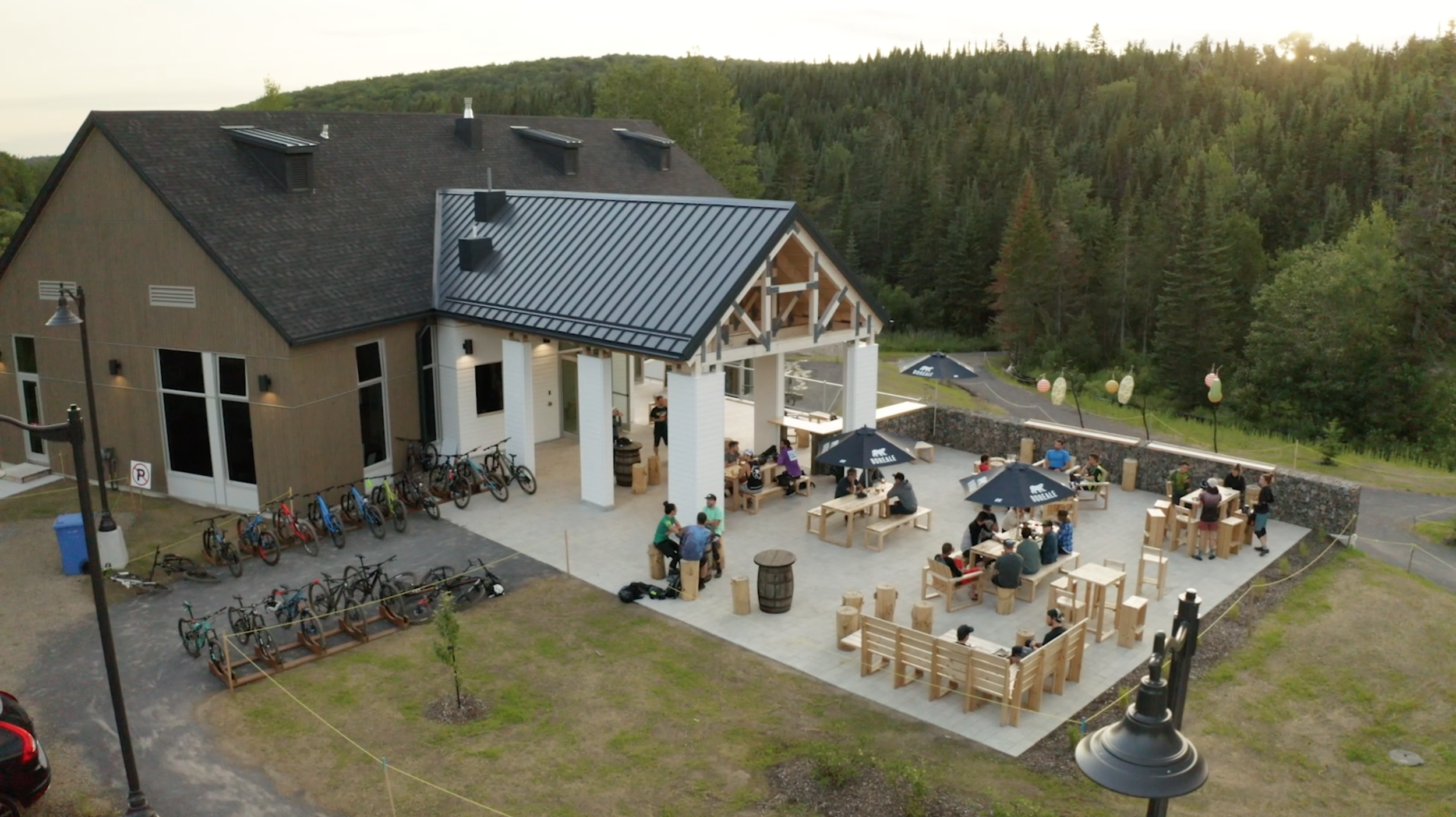 Le nouveau chalet principal et son immense terrasse // Extrait de la saison 1 Bonvelo épisode 03