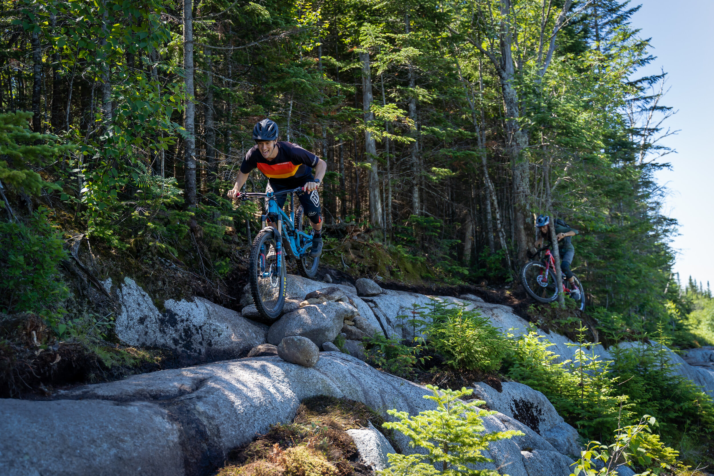 La Chèvre, porte bien son nom! On doit se faufiler sur une crête étroite quelque peu exposée // Photo Gabriel Gakwaya de MTBQC