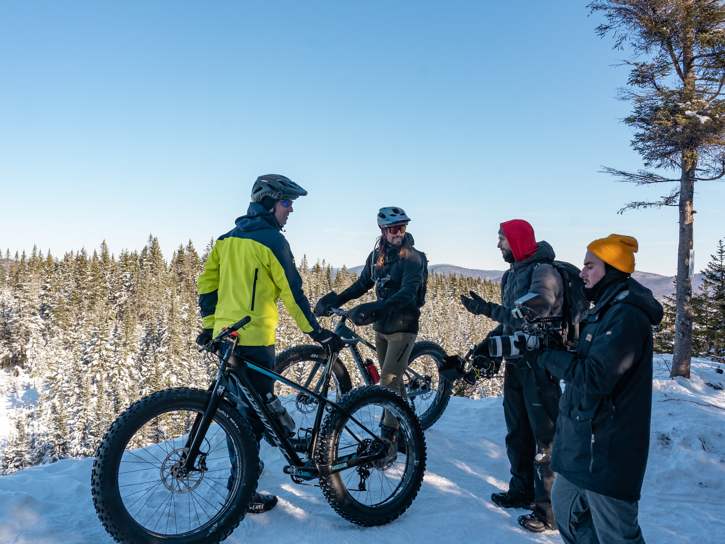 Petite pause en haut du point de vue qu’on appelle le “Chief” en l’honneur de Squamish  // Photo Nick Dignard