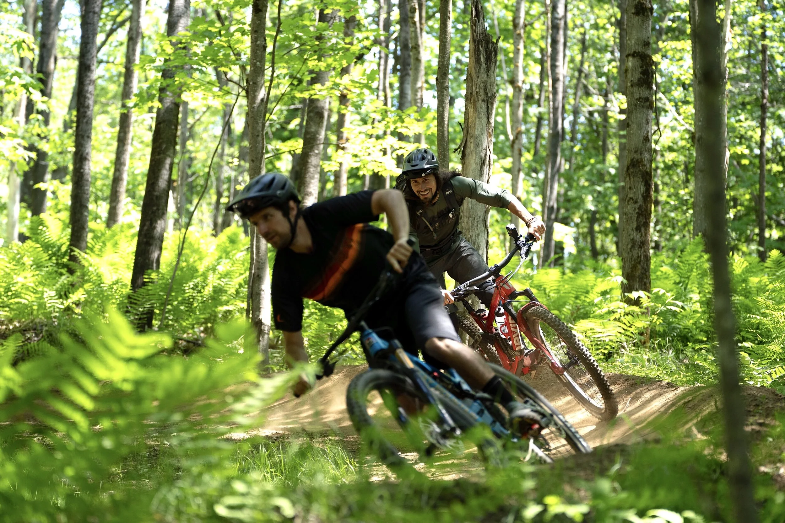 Hugo Beaumier (gauche) coordonnateur des activités vélo de montage m’a guidé sur les sentiers des 2 réseaux // Photo Gabriel Gakwaya de MTBQC