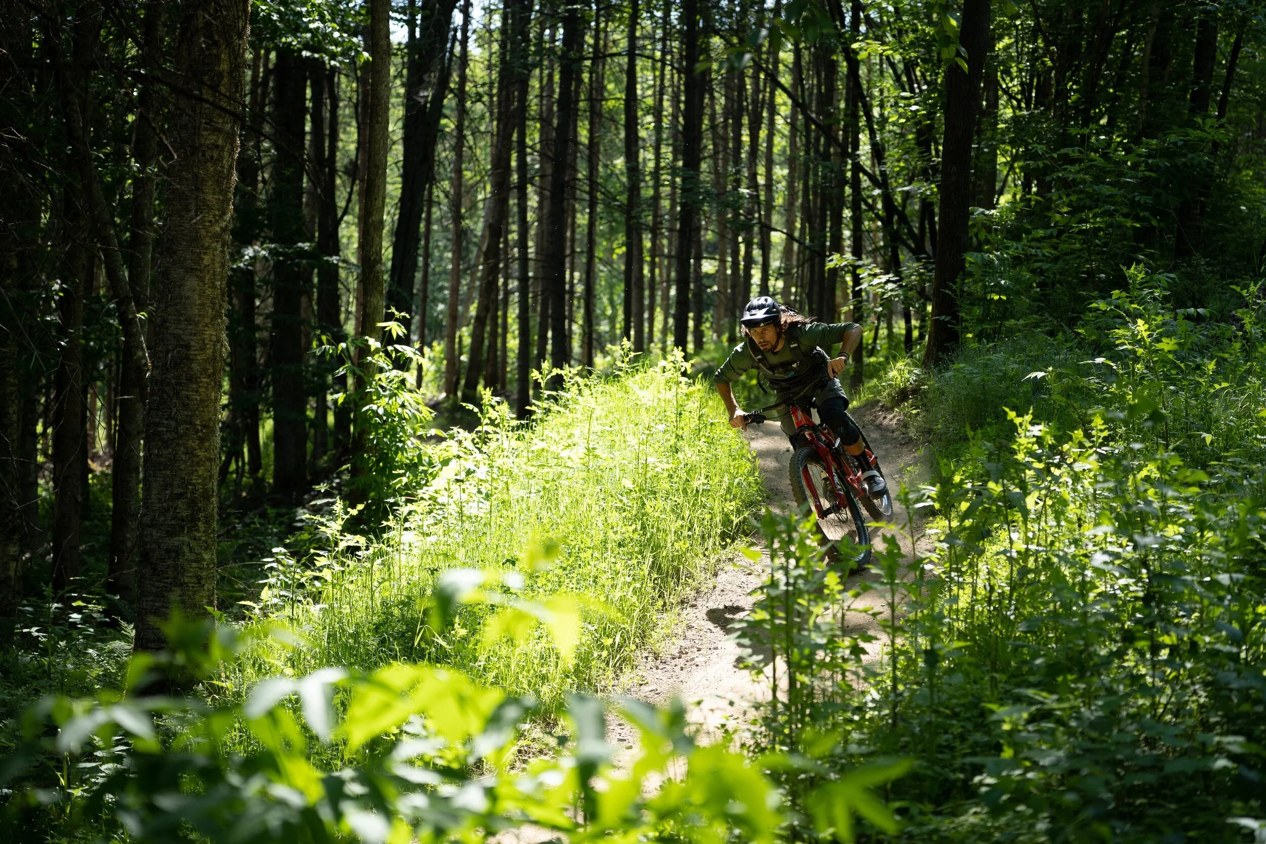 J’ai emprunté la piste Sentier Roquemont qui mène au secteur du Mont Laura pour aller rejoindre Hugo // Photo Gabriel Gakwaya de MTBQC