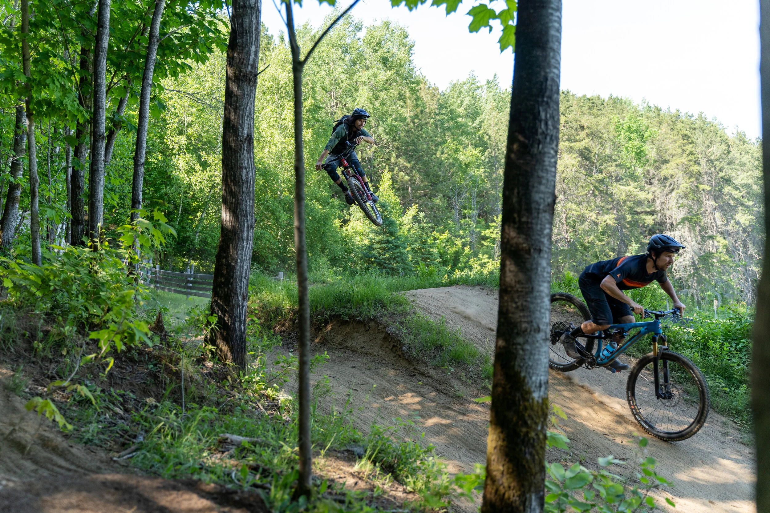 Pour le tournage nous avons dû faire la Tablerone à 6 reprises mais l’équipe n’a pas eu à nous tordre un bras tellement on avait du fun sur cette piste // Photo Gabriel Gakwaya de MTBQC