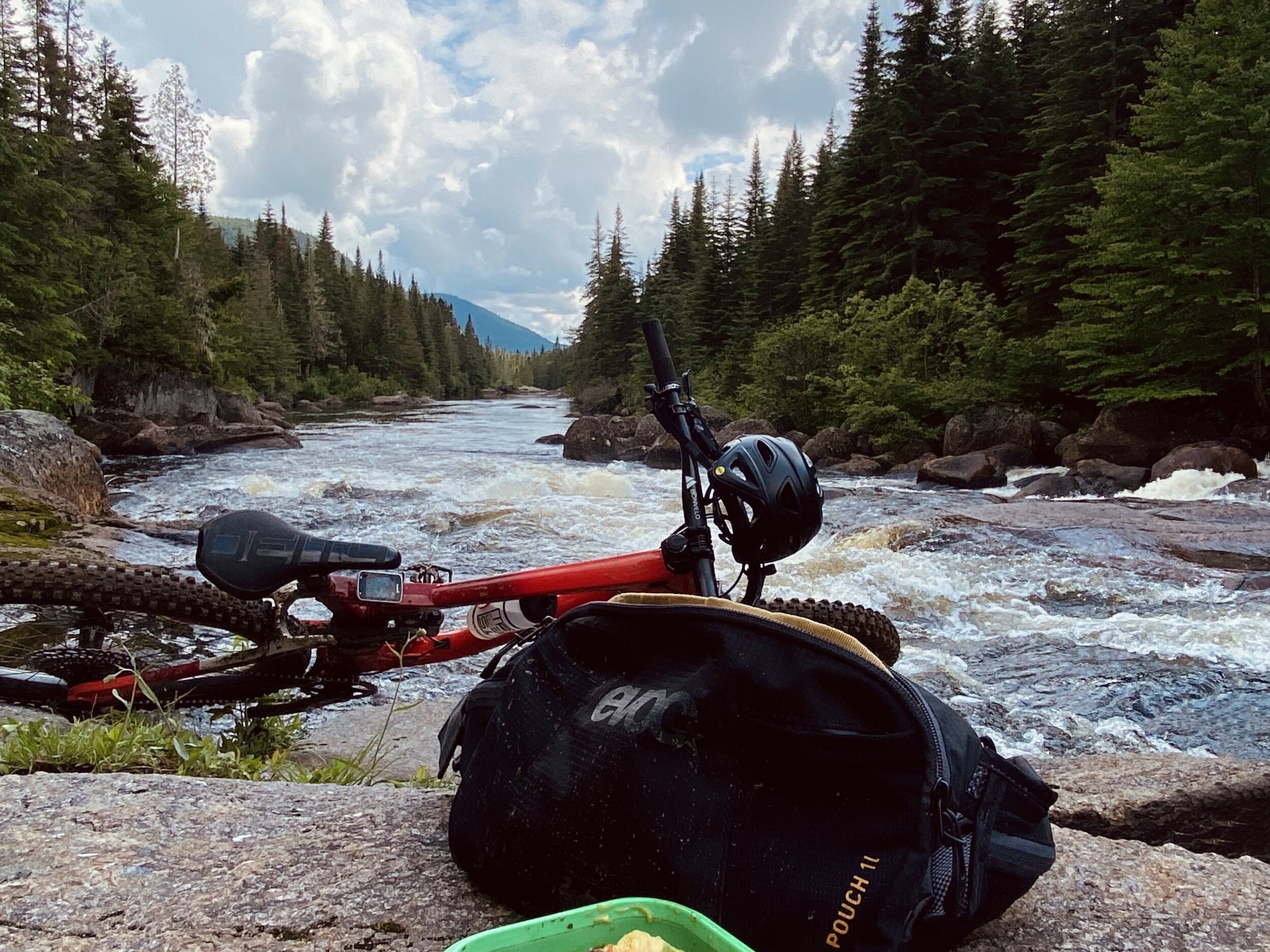 C’est après un peu plus de 5km que vous rejoindrez la fameuse rivière Neilson! Vous aurez une superbe vue et quelques endroits sur les rochers pour vous asseoir histoire de faire une p’tite pause // Photo Dominick Ménard