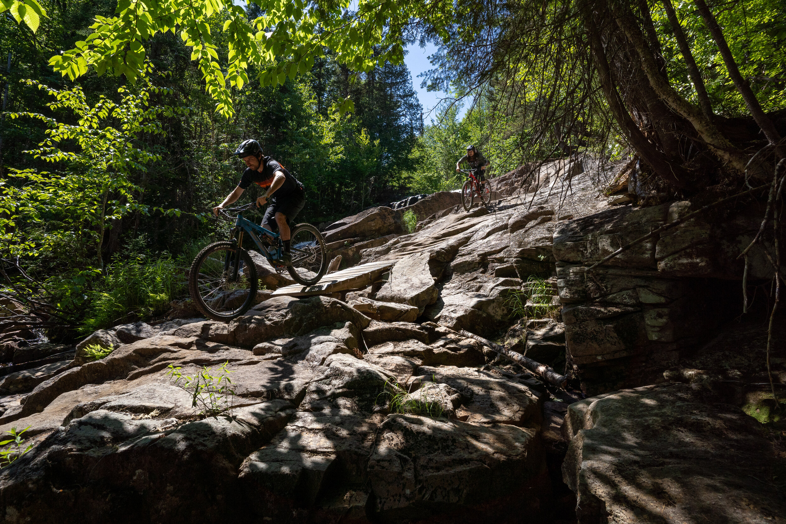 La fin de la Légende longe une rivière qui donne un superbe point de vue sur la vallée, une section unique et typique de Shannahan! // Photo Gabriel Gakwaya de MTBQC