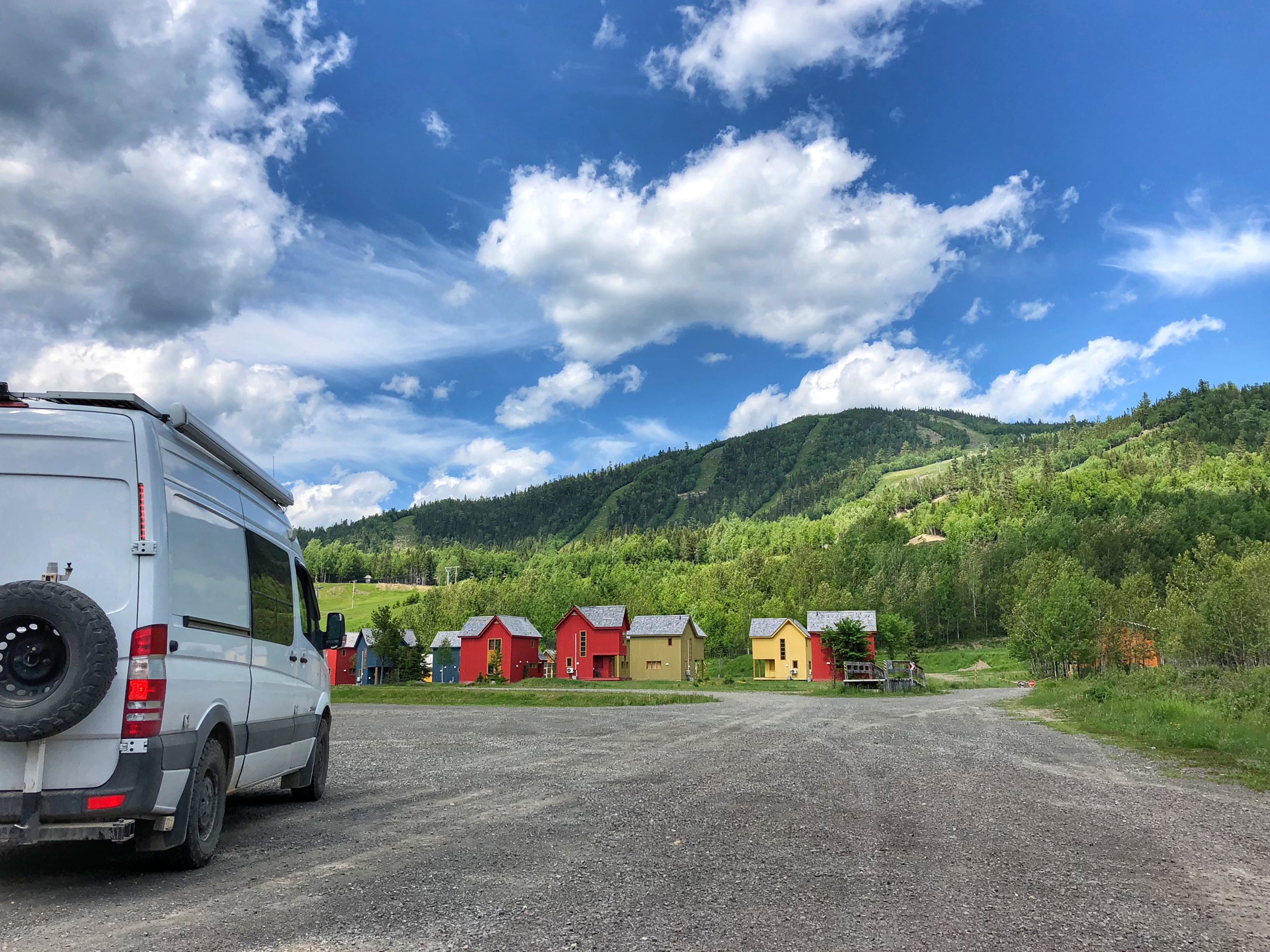 Au pied de la montagne, 32 chalets sont disponibles pour la location // Photo Dominick Ménard