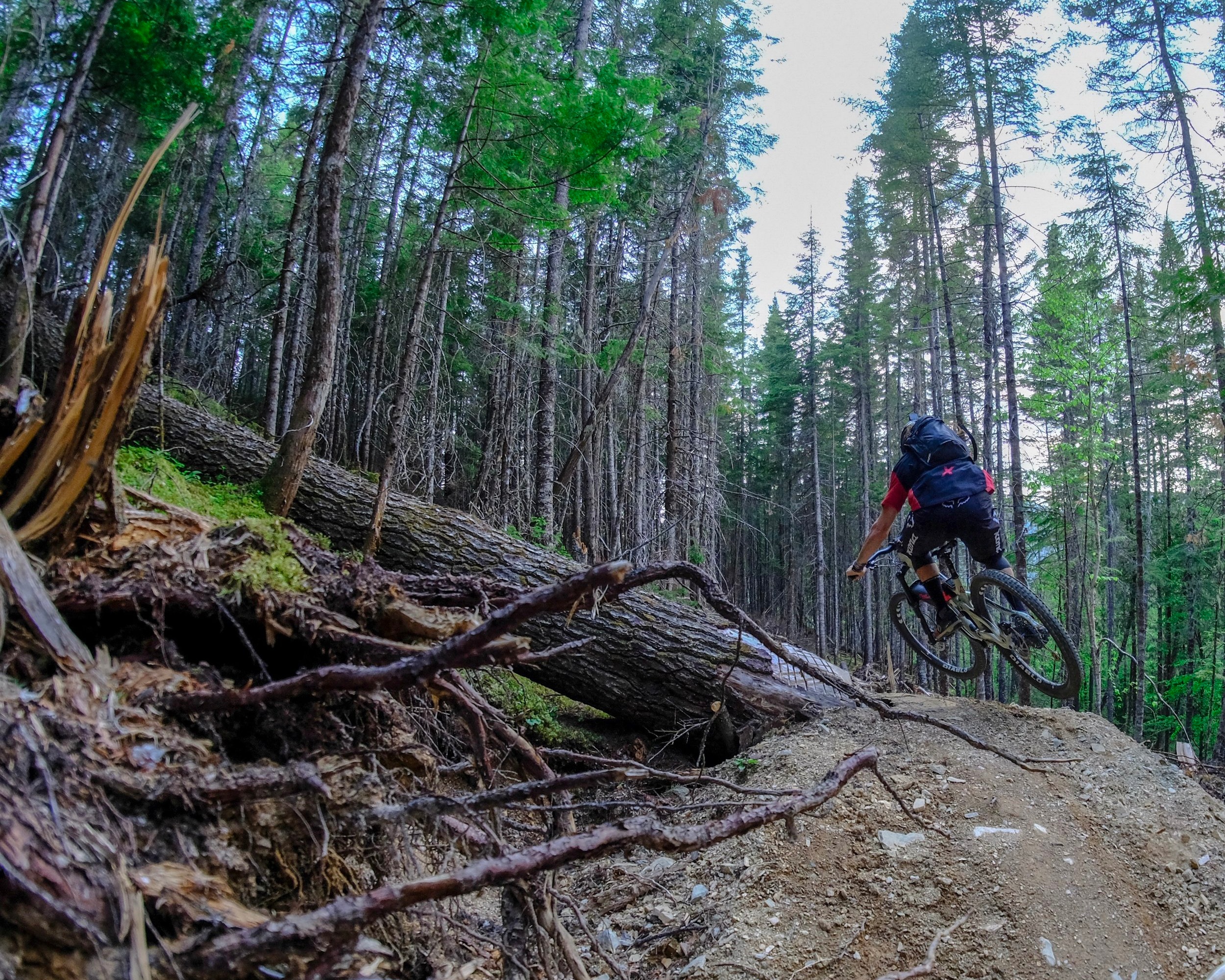 Un petit “scrub” sur l’un des sauts “table top” de la piste Les Cèdres // Photo Jean-Philippe Dasilva