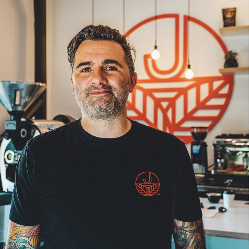   Pascal  le propriétaire de  Julius Café qui  occupe une portion du locale. 
