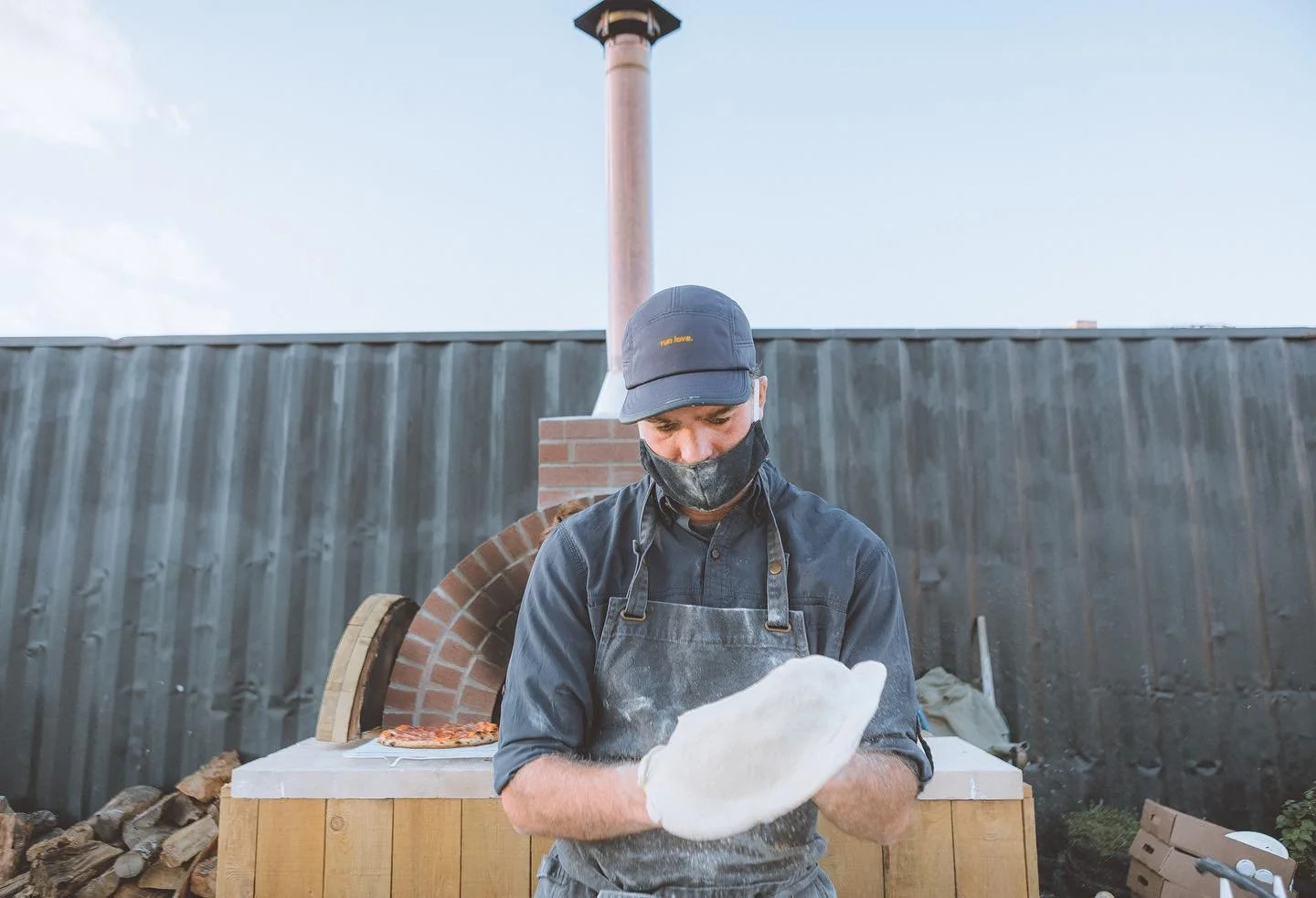  François Gagnon un cuisinier de renom devant le four à pizza extérieur 