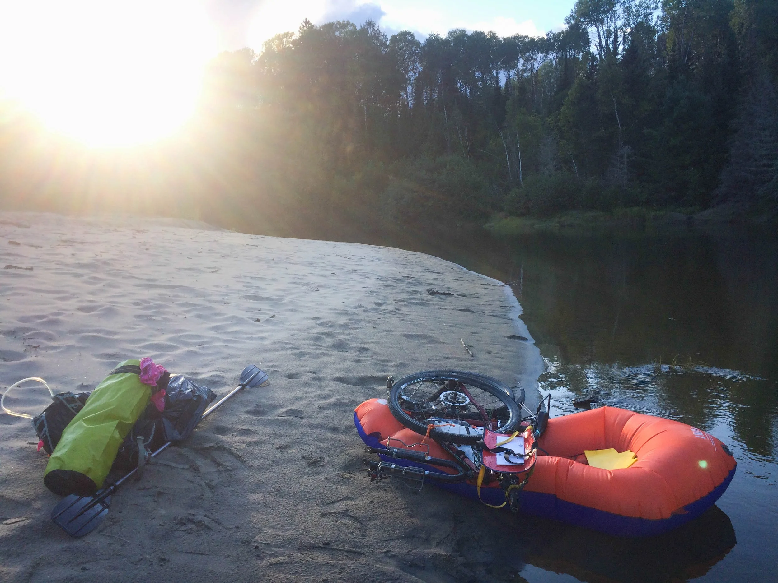  Marie lors d’une aventure en solo en mode bikerafting  