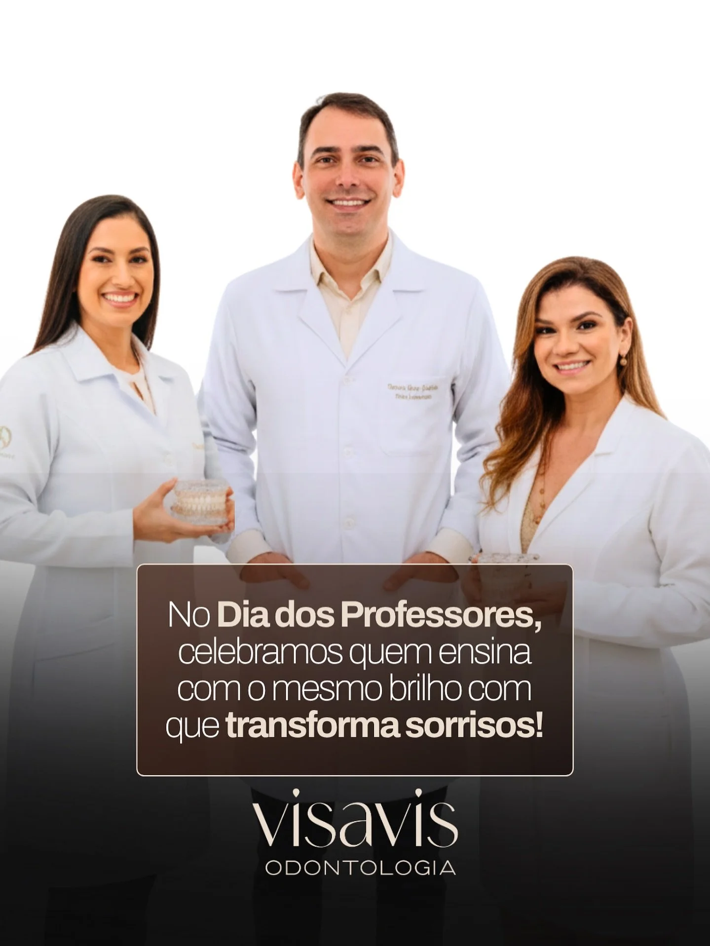 Hoje celebramos aqueles que compartilham mais do que conhecimento, compartilham prop&oacute;sito!

Ser dentista e professor &eacute; formar sorrisos dentro e fora da cl&iacute;nica. 💙

Feliz Dia dos Professores!