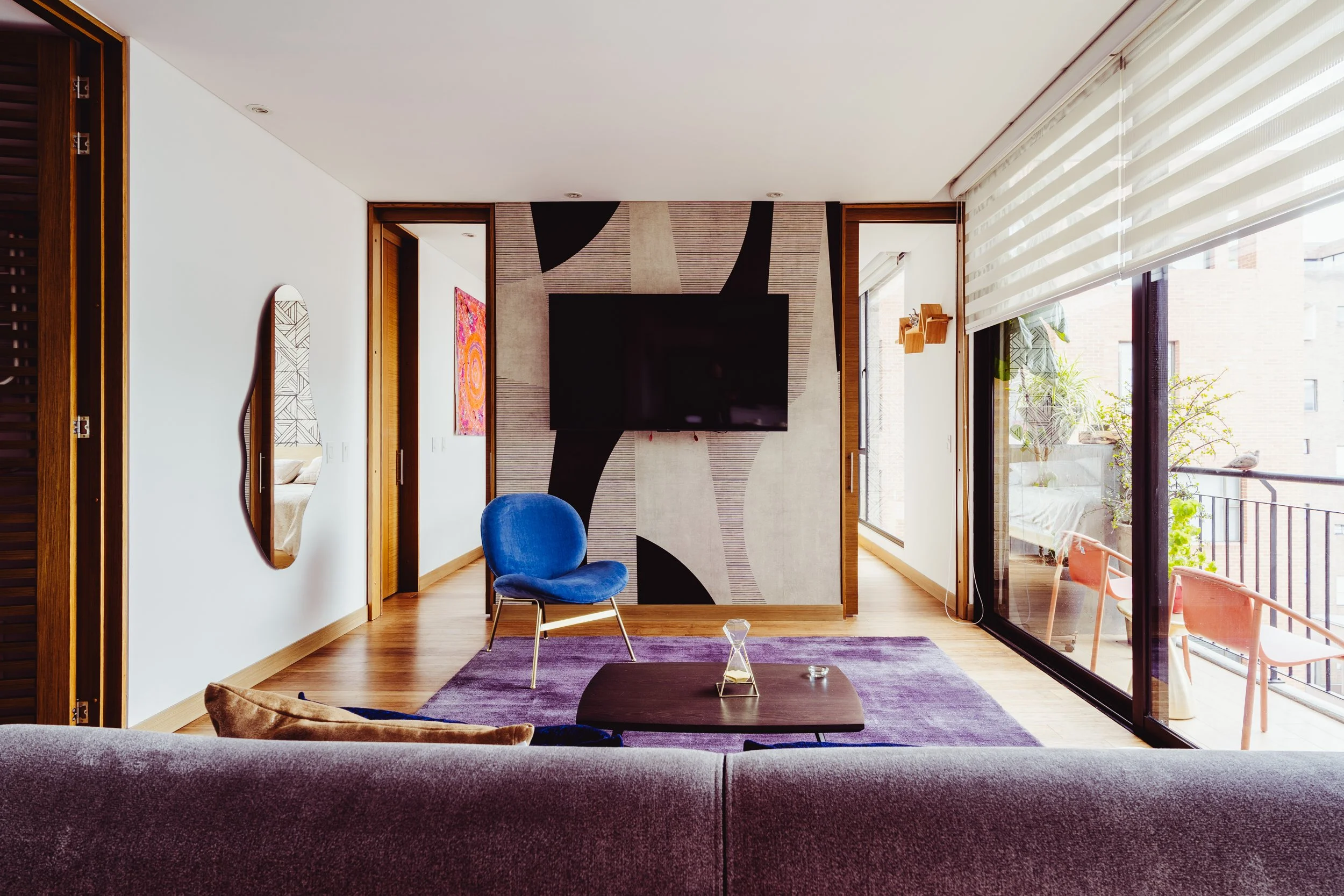 Zona social con sofá y mesa de centro en apartamento Airbnb, Bogotá — Mauricio Candela
