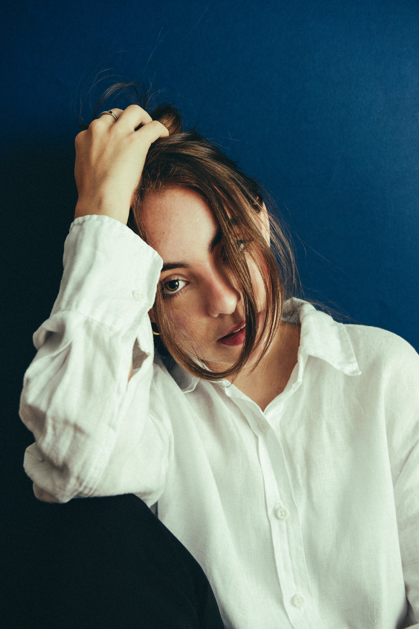 Retrato creativo en interiores con luz natural — sesión personal Mauricio Candela