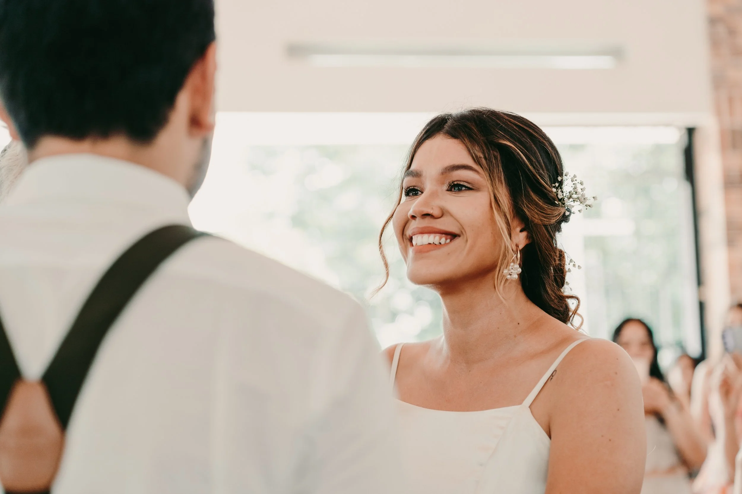 Fotografía de una mujer en el día de su boda por Mauricio Candela, fotógrafo de bodas en Ibagué