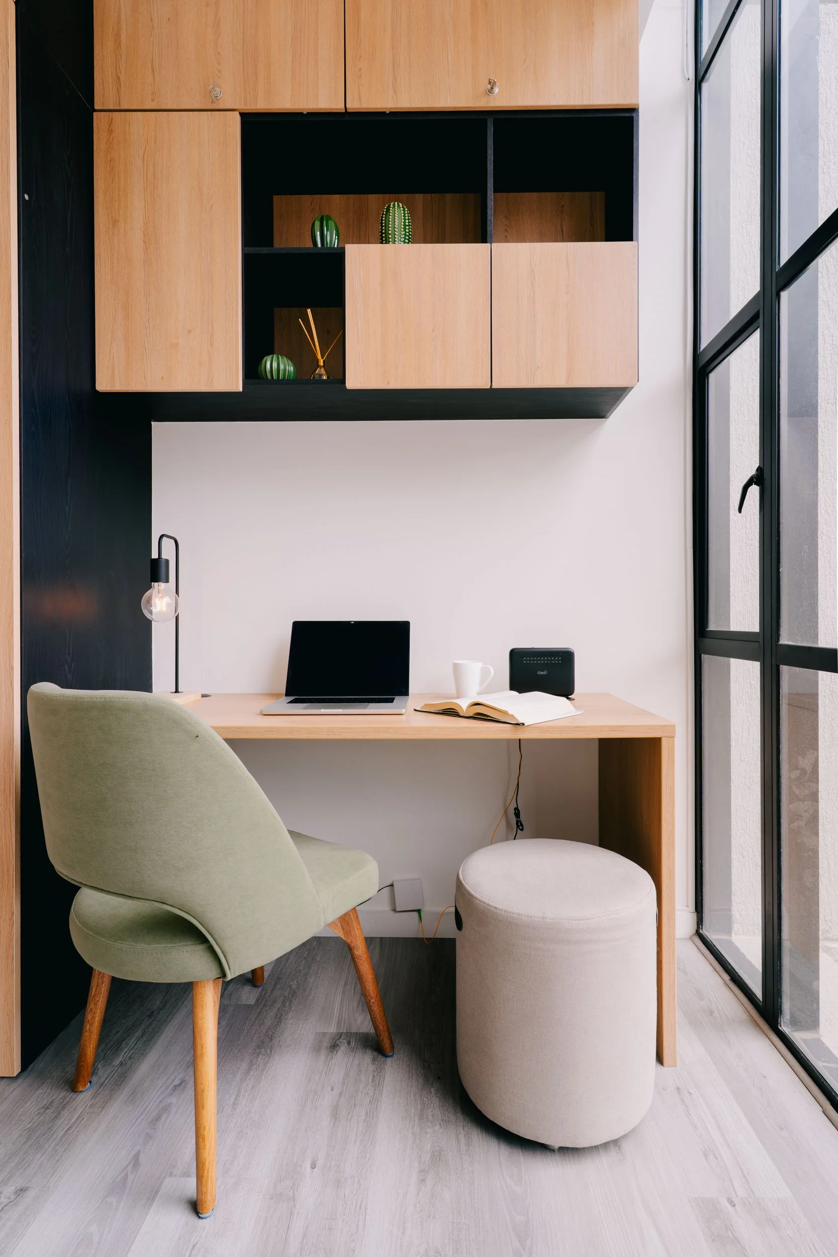 Escritorio ambientado con computador y merienda en apartaestudio Airbnb Bogotá